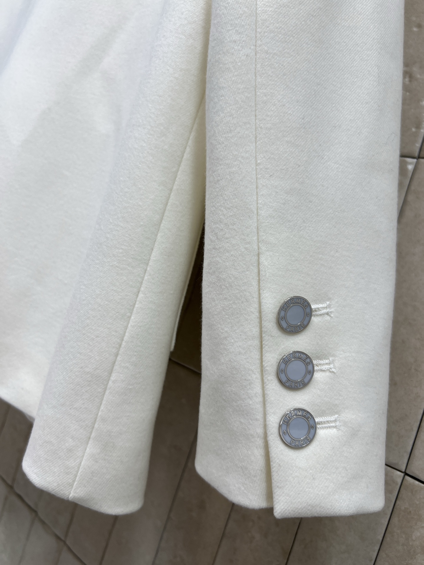 26早春新款 H字母口袋装饰西装外套 拼接皮革翻领设计 口袋的“H”字母装饰超有辨识度 简约中带点复古感