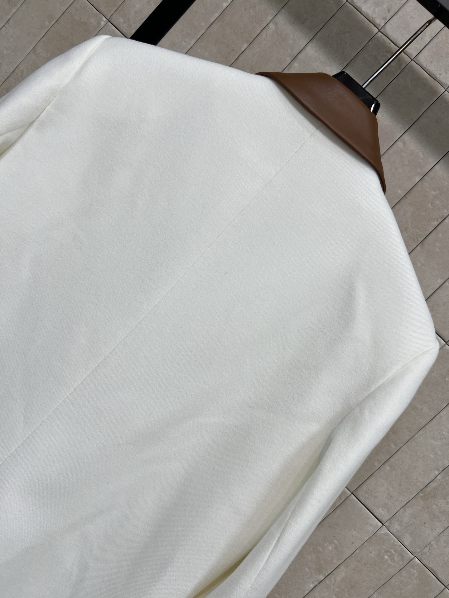 26早春新款 H字母口袋装饰西装外套 拼接皮革翻领设计 口袋的“H”字母装饰超有辨识度 简约中带点复古感