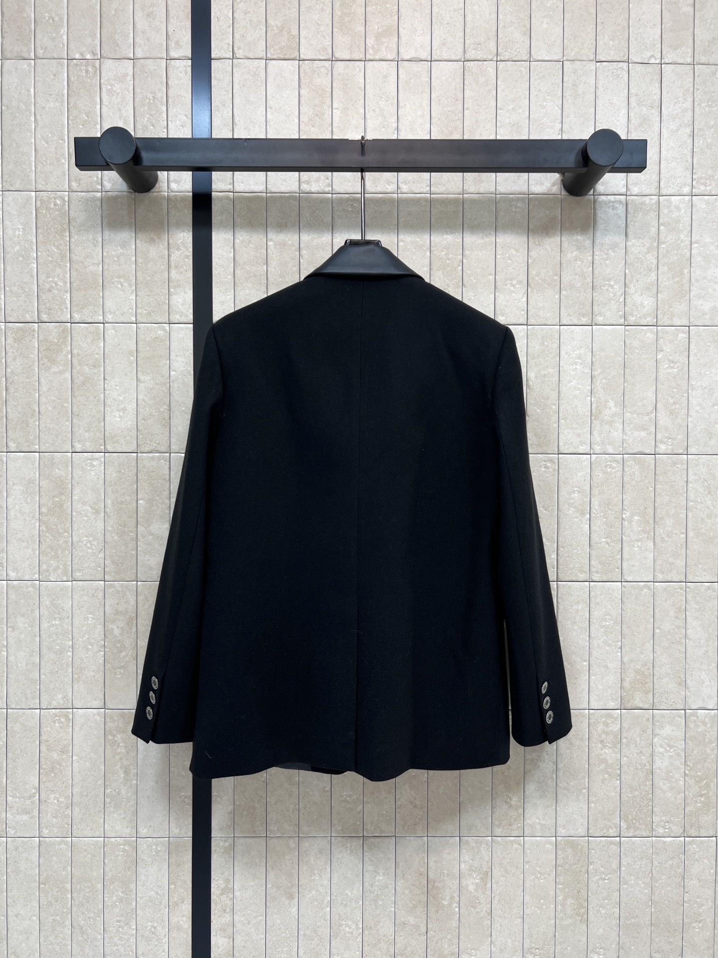 26早春新款 H字母口袋装饰西装外套 拼接皮革翻领设计 口袋的“H”字母装饰超有辨识度 简约中带点复古感