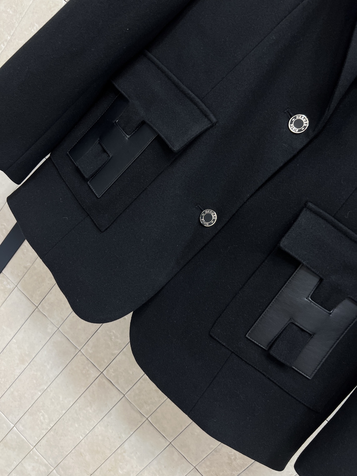 26早春新款 H字母口袋装饰西装外套 拼接皮革翻领设计 口袋的“H”字母装饰超有辨识度 简约中带点复古感