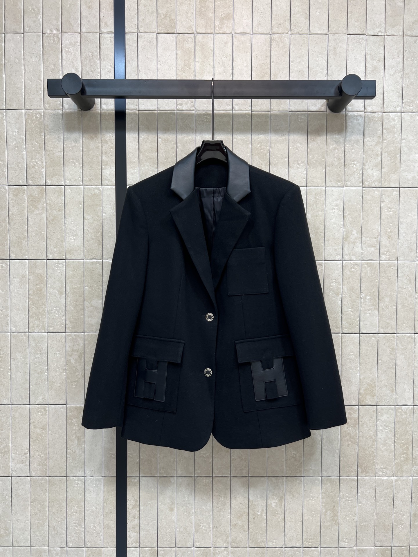 NO:667419,26 new early spring blazer with H letter pocket decoration. Spliced leather lapel design. The 'H' letter decoration on the pocket is very recognizable. Simple and a bit retro. Single-row two-button design. Clean tailoring. Easy to handle for commuting and leisure. White and black. Versatile. Easily create a fashionable look. This piece is needed for daily outings. Walk with style. Highly recommended for temperament. Slim, simple and not picky. Two colors and three sizes. Size/S-M-L,,jackets & coats,business  suit, 1986090926早春新款 H字母口袋装饰西装外套 拼接皮革翻领设计 口袋的“H”字母装饰超有辨识度 简约中带点复古感 单排两粒扣设计 剪裁利落 通勤、休闲都能轻松驾驭 白色黑色 百搭 轻松打造时尚造型 日常出街太需要这一件了 走路带风 强烈推荐气质单品 显瘦简约不挑人两色三码Size/S-M-L,,jackets & coats,business suit, ,Women's clothing