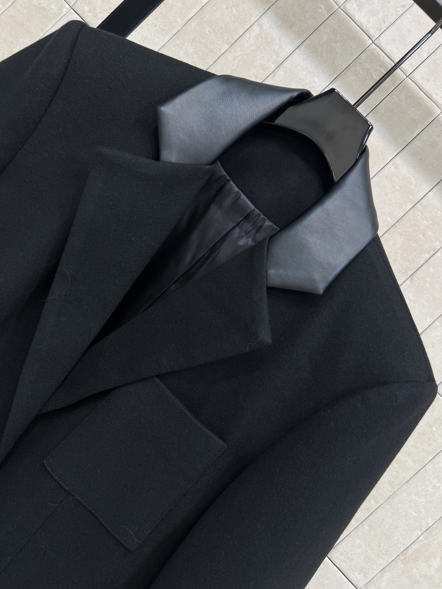 26早春新款 H字母口袋装饰西装外套 拼接皮革翻领设计 口袋的“H”字母装饰超有辨识度 简约中带点复古感