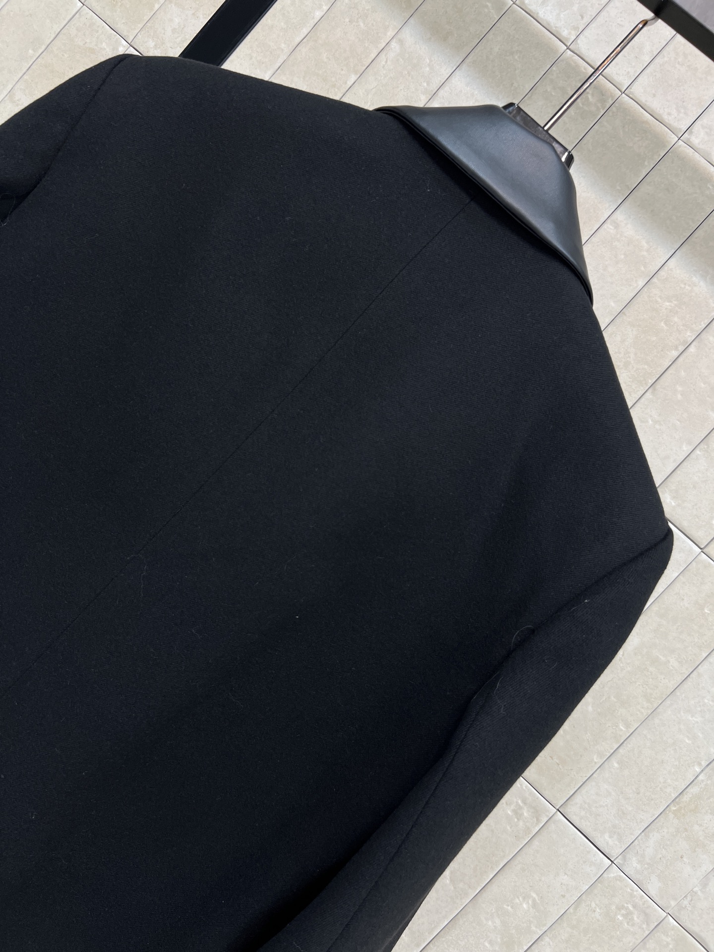 26早春新款 H字母口袋装饰西装外套 拼接皮革翻领设计 口袋的“H”字母装饰超有辨识度 简约中带点复古感