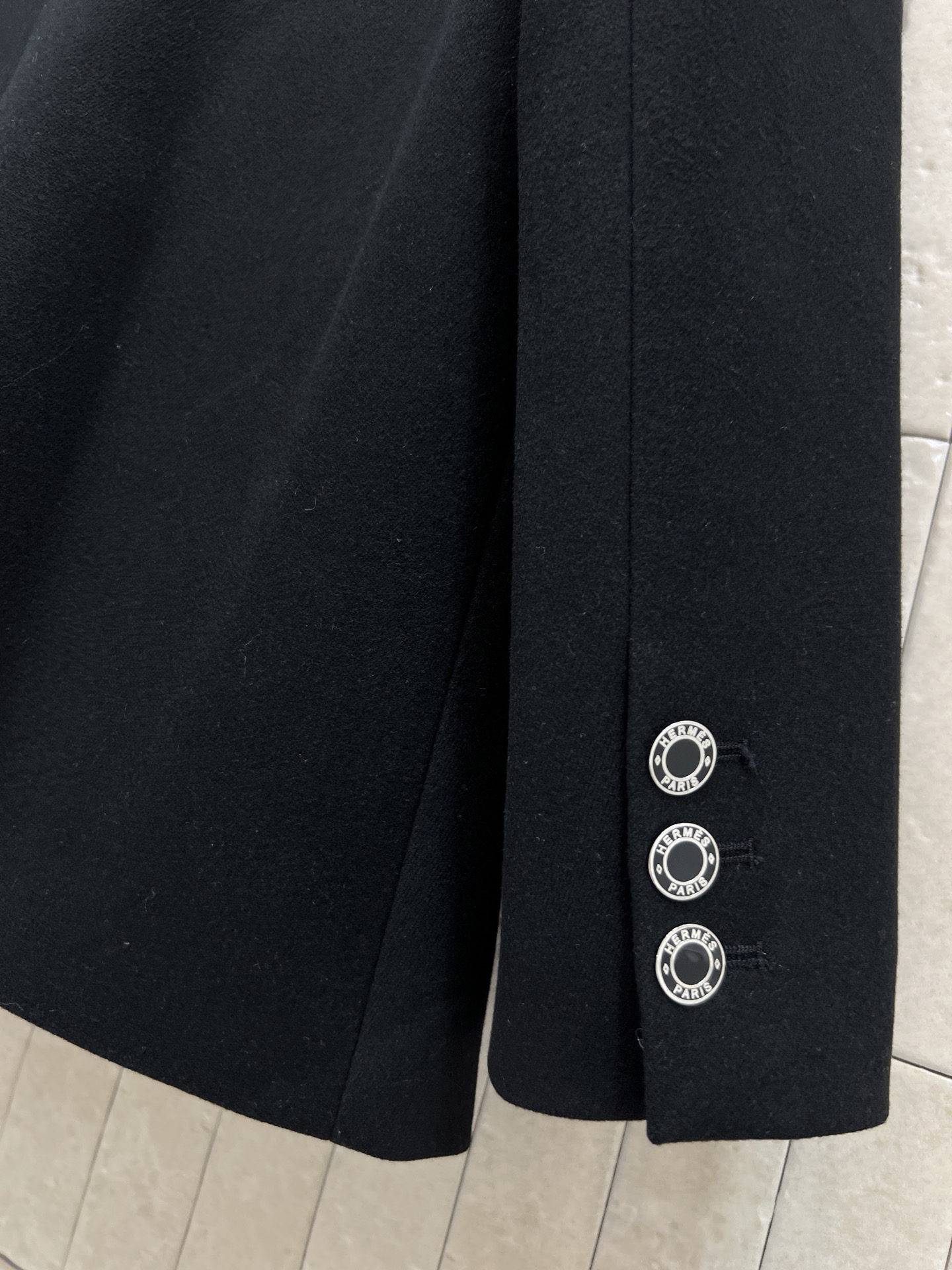 26早春新款 H字母口袋装饰西装外套 拼接皮革翻领设计 口袋的“H”字母装饰超有辨识度 简约中带点复古感