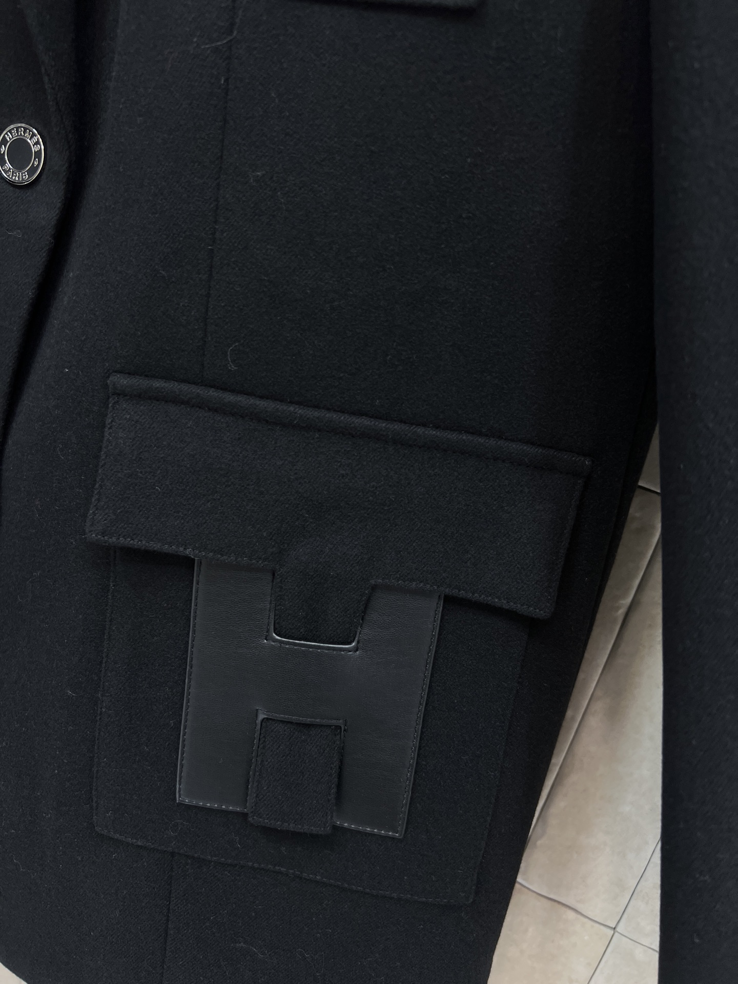 26早春新款 H字母口袋装饰西装外套 拼接皮革翻领设计 口袋的“H”字母装饰超有辨识度 简约中带点复古感