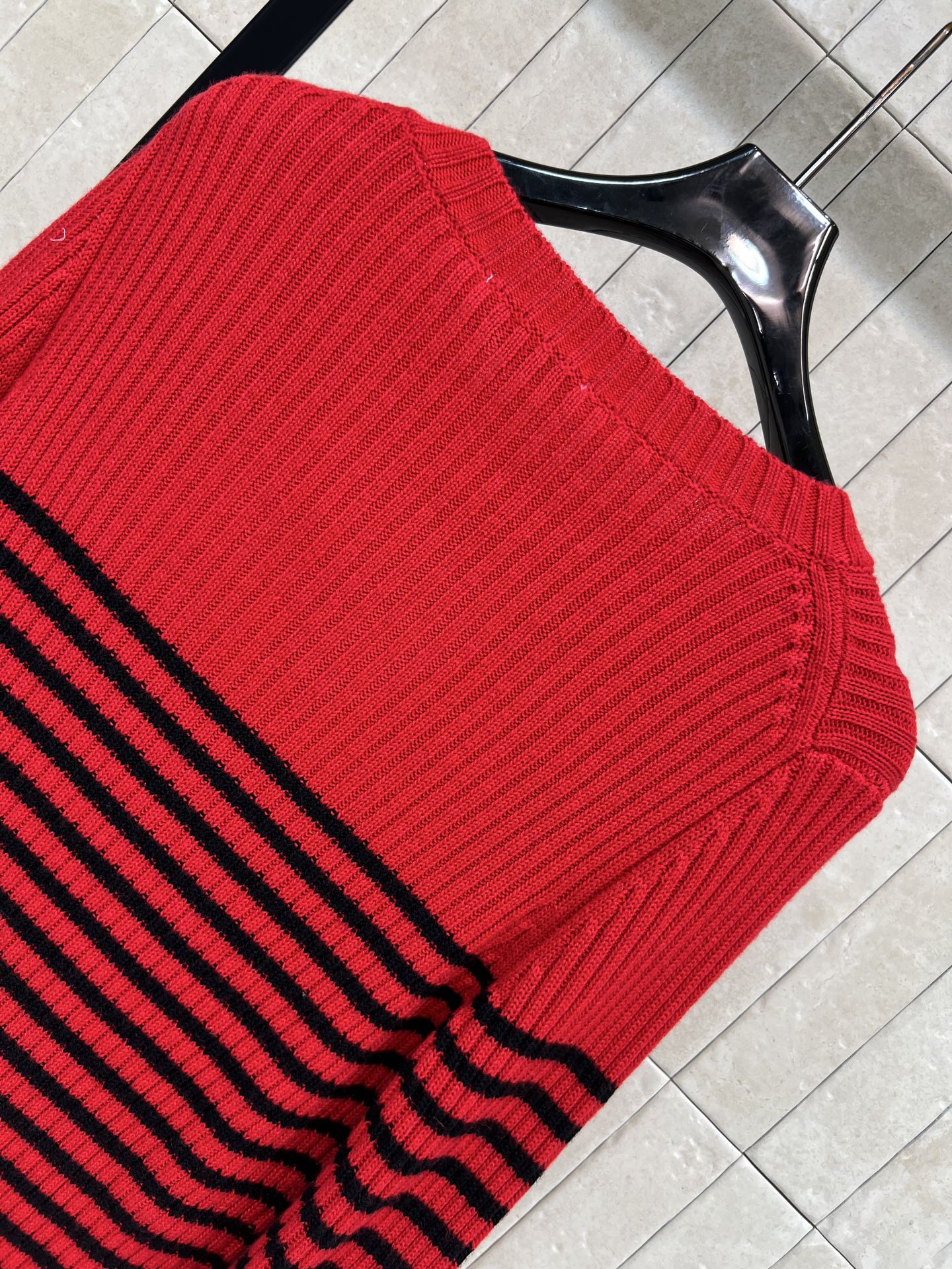 D家 26早春新款 红黑条纹针织衫 羊毛混纺材质 柔软又保暖，秋冬穿超合适！胸前五角星⭐️+logo字样