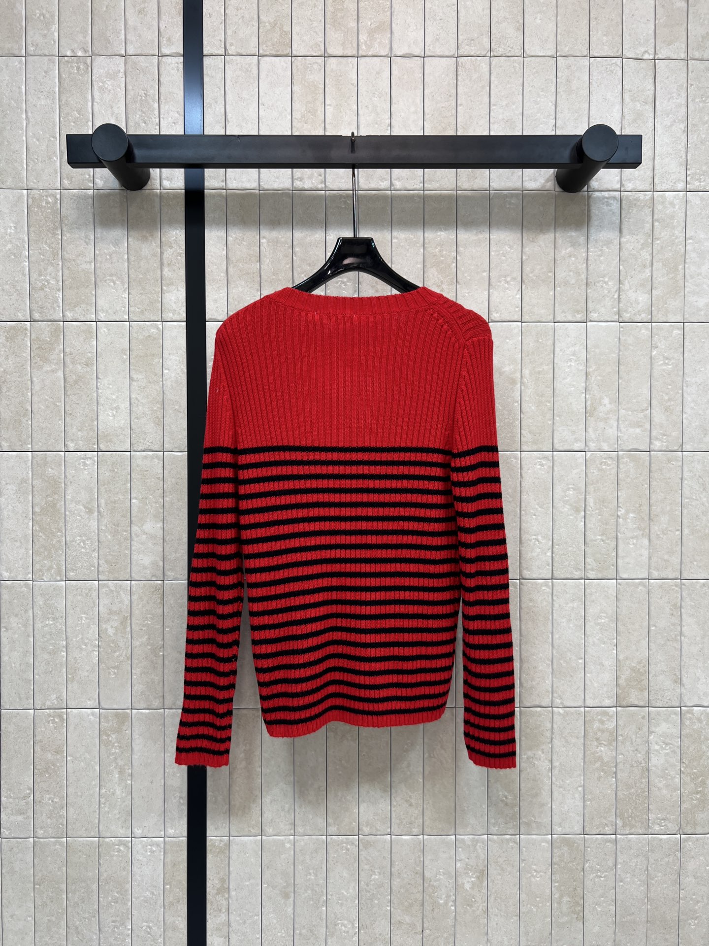 D家 26早春新款 红黑条纹针织衫 羊毛混纺材质 柔软又保暖，秋冬穿超合适！胸前五角星⭐️+logo字样