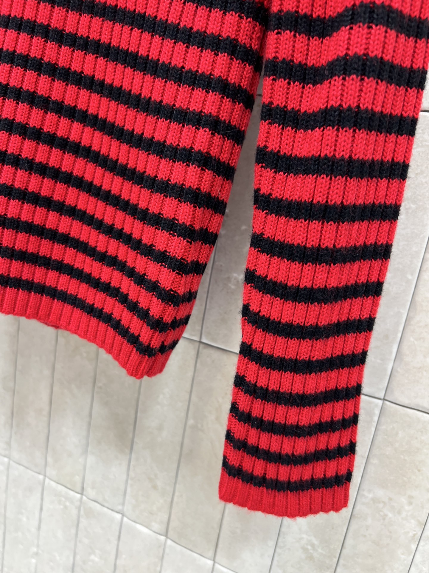 D家 26早春新款 红黑条纹针织衫 羊毛混纺材质 柔软又保暖，秋冬穿超合适！胸前五角星⭐️+logo字样