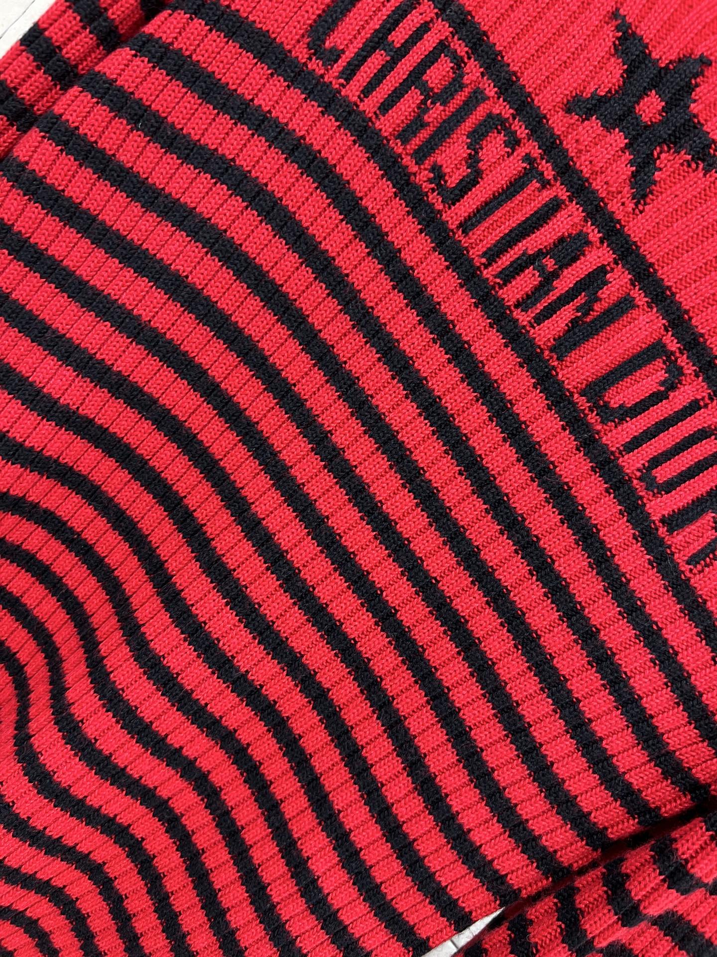 D家 26早春新款 红黑条纹针织衫 羊毛混纺材质 柔软又保暖，秋冬穿超合适！胸前五角星⭐️+logo字样