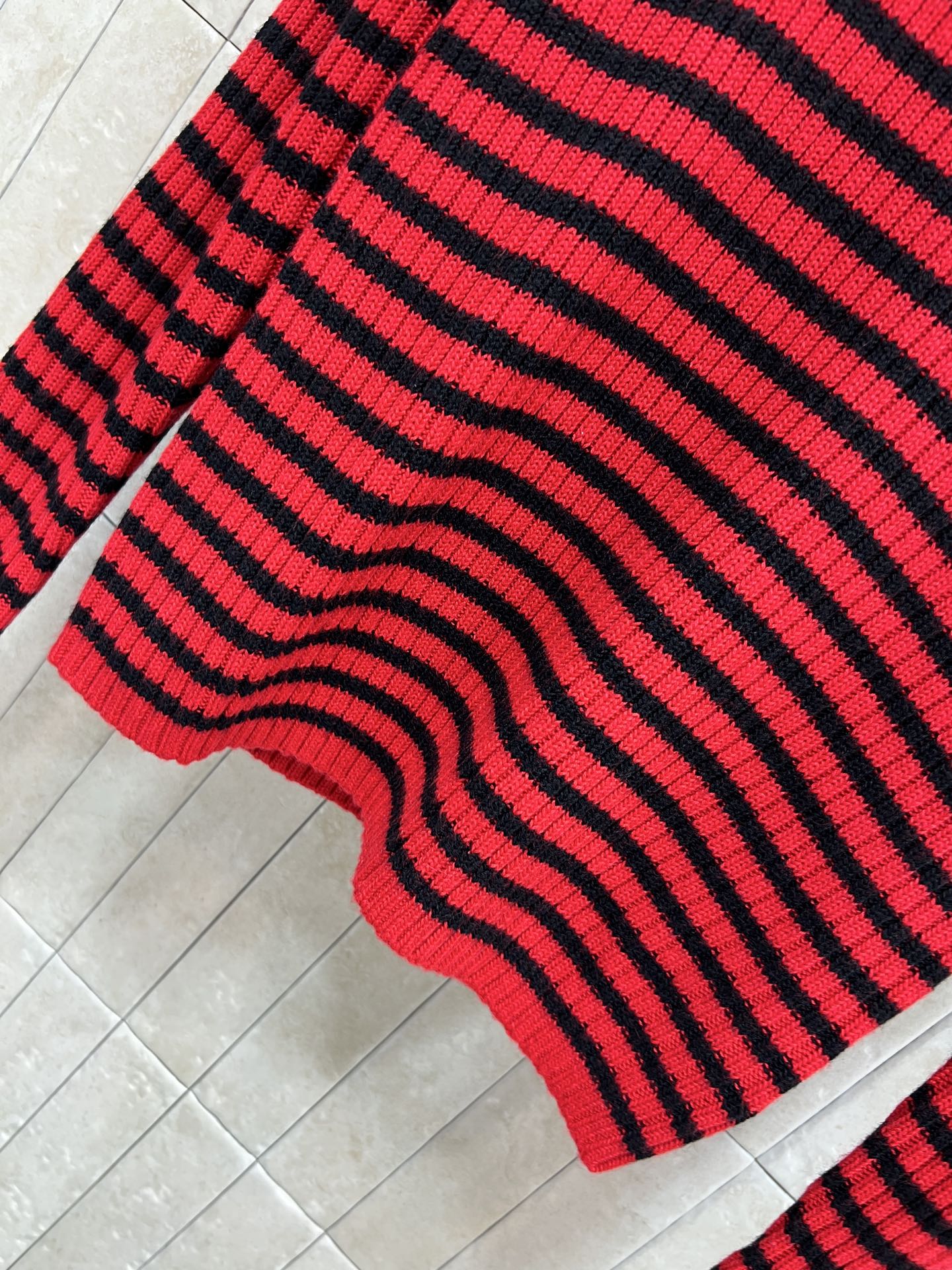 D家 26早春新款 红黑条纹针织衫 羊毛混纺材质 柔软又保暖，秋冬穿超合适！胸前五角星⭐️+logo字样