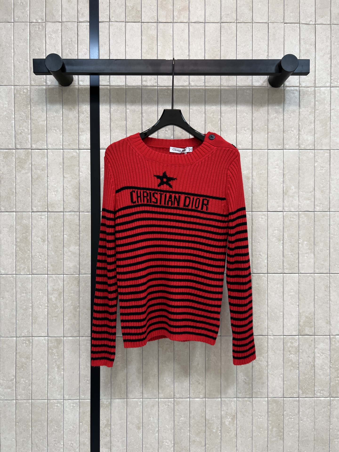 D家 26早春新款 红黑条纹针织衫 羊毛混纺材质 柔软又保暖，秋冬穿超合适！胸前五角星⭐️+logo字样