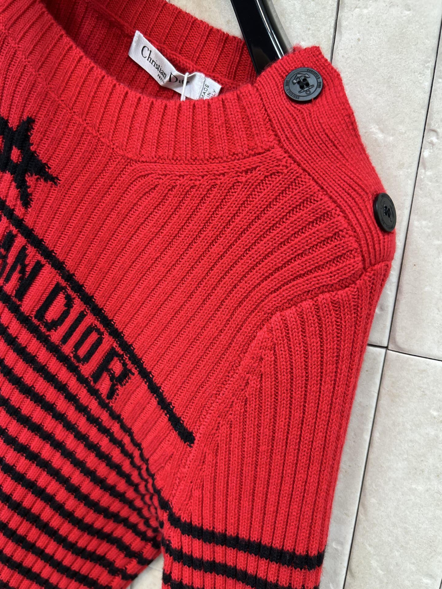 D家 26早春新款 红黑条纹针织衫 羊毛混纺材质 柔软又保暖，秋冬穿超合适！胸前五角星⭐️+logo字样