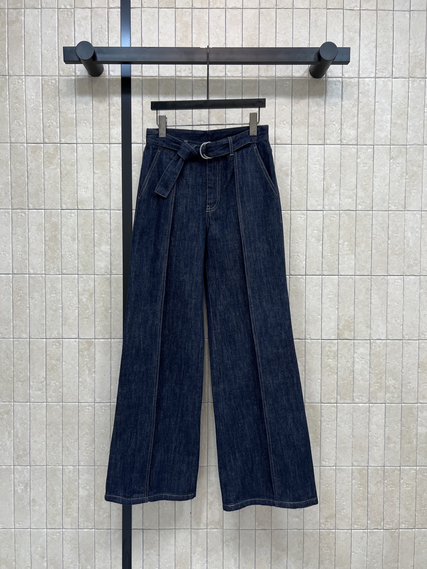 NO:667429,LW's 26th early spring new style dark blue high-waisted wide-leg jeans with a belt of the same color, retro and practical!  The high-waisted design elongates the proportions of the legs, making you look slimmer and taller. The pleated wide-leg version super covers the crotch. The pear-shaped figure is friendly. It can be easily controlled for daily commuting and leisure ~ the belt is adjustable. It is OK to match with a shirt, knitted sweater or sweater. It can be worn in all seasons!  Four sizes in one color Size/S-M-L- XL,,hoodie,sweatshirts,jeans,shirts, 19860909LW家 26早春新款 深蓝色高腰阔腿牛仔裤 配同色腰带 复古又实用！高腰设计拉长腿部比例 显瘦显高 压褶阔腿版型超遮胯 梨形身材友好 日常通勤、休闲都能轻松驾驭~腰带可调节 搭配衬衫 针织衫或卫衣都很OK 四季都能穿！一色四码 Size/S-M-L- XL,,hoodie,sweatshirts,jeans,shirts, ,Women's clothing