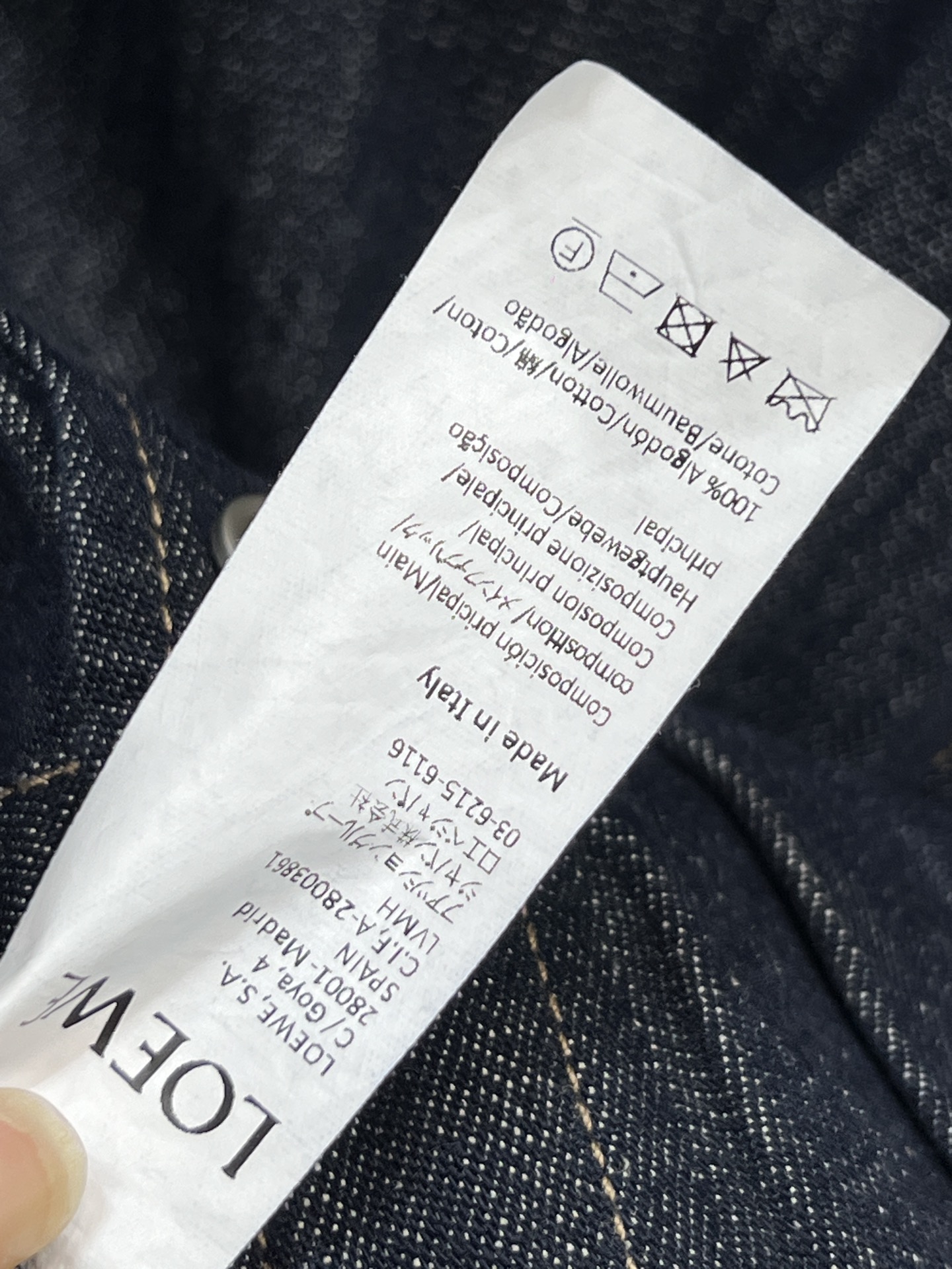 LW家 26早春新款 深蓝色斜扣牛仔外套 小翻领斜扣设计复古又简约 宽松剪裁超显随性 下摆腰带设计可调节