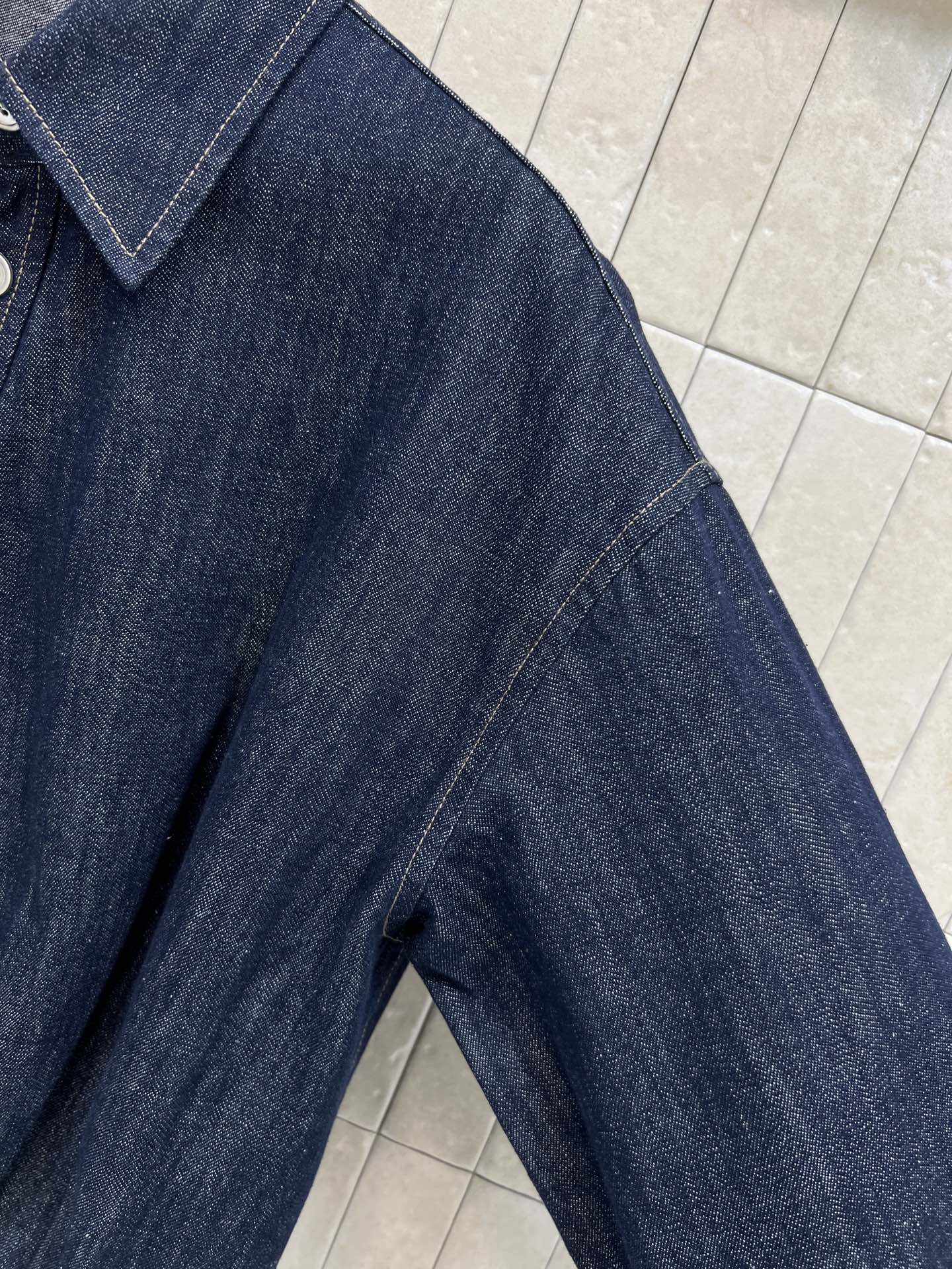 LW家 26早春新款 深蓝色斜扣牛仔外套 小翻领斜扣设计复古又简约 宽松剪裁超显随性 下摆腰带设计可调节