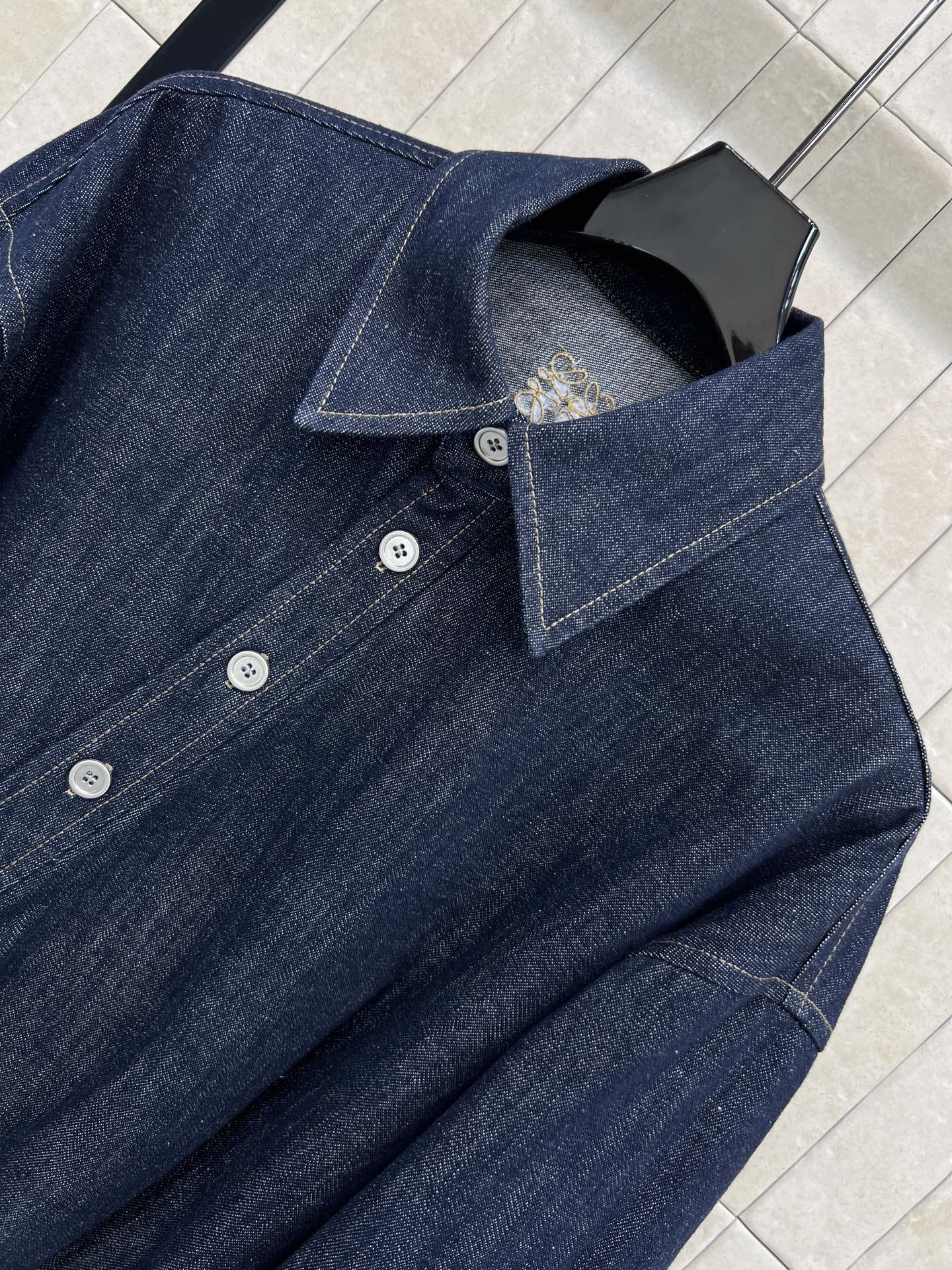 LW家 26早春新款 深蓝色斜扣牛仔外套 小翻领斜扣设计复古又简约 宽松剪裁超显随性 下摆腰带设计可调节