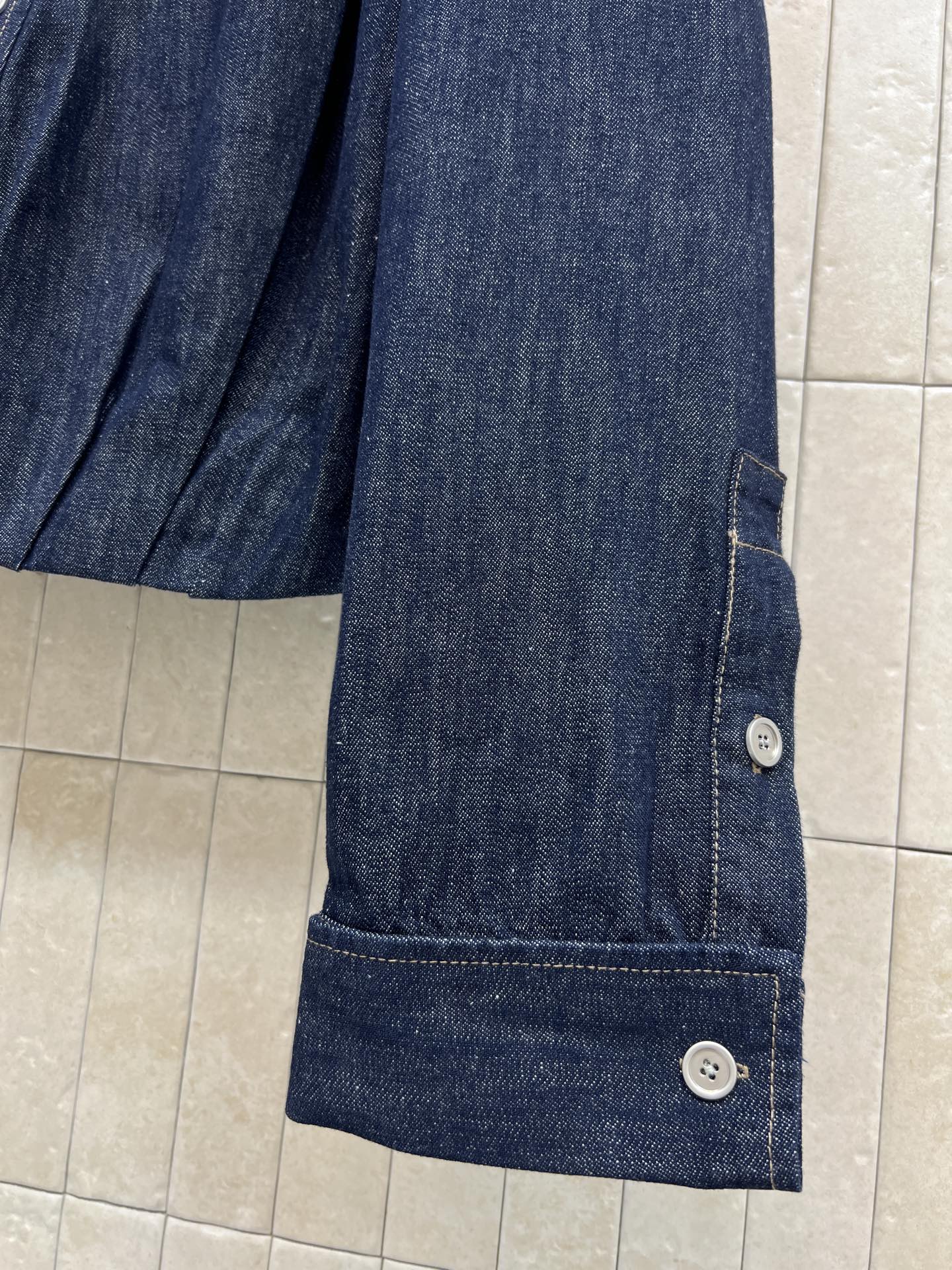 LW家 26早春新款 深蓝色斜扣牛仔外套 小翻领斜扣设计复古又简约 宽松剪裁超显随性 下摆腰带设计可调节