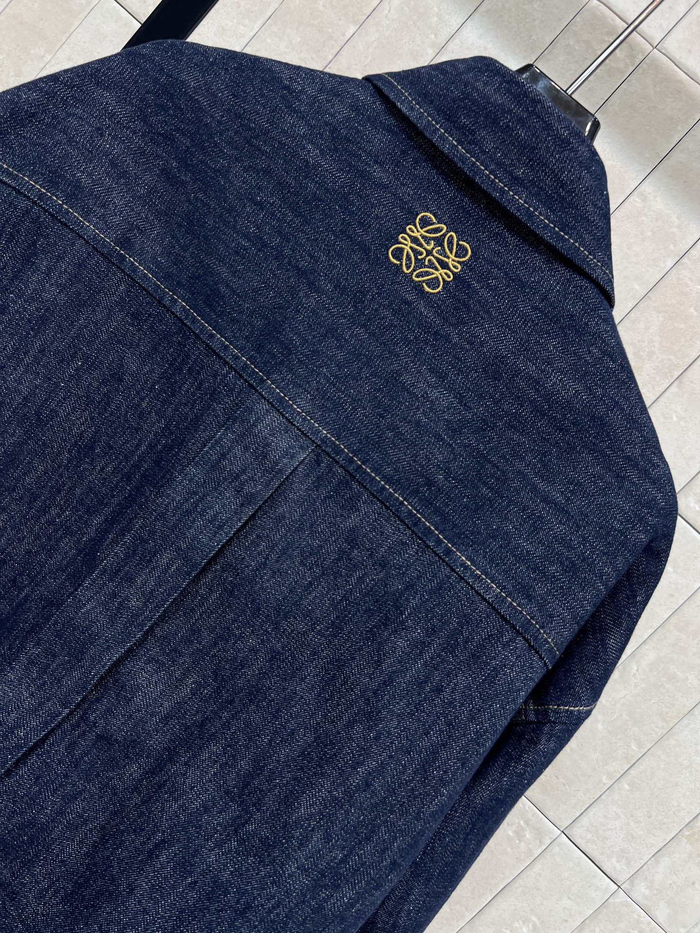 LW家 26早春新款 深蓝色斜扣牛仔外套 小翻领斜扣设计复古又简约 宽松剪裁超显随性 下摆腰带设计可调节