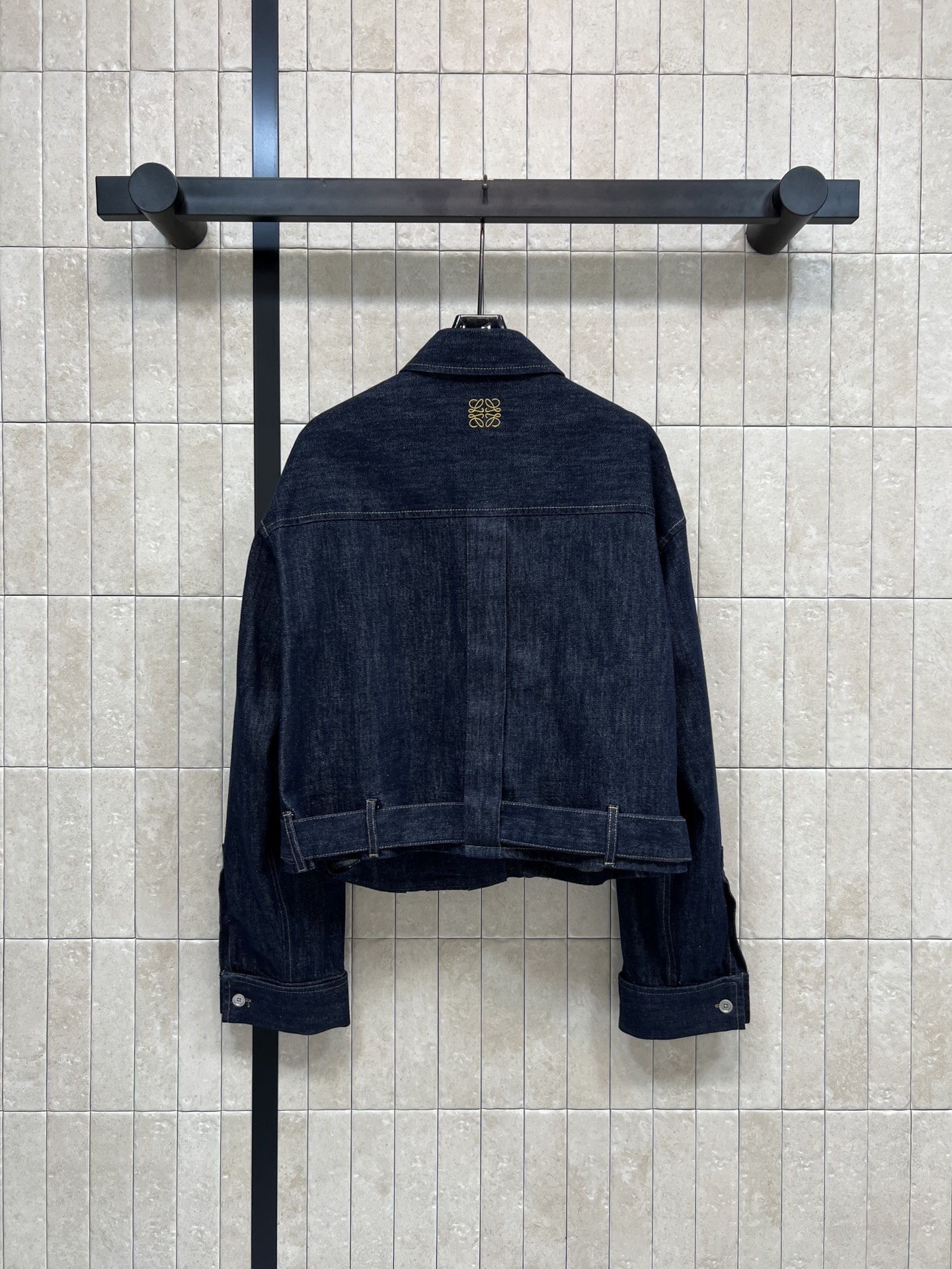 LW家 26早春新款 深蓝色斜扣牛仔外套 小翻领斜扣设计复古又简约 宽松剪裁超显随性 下摆腰带设计可调节