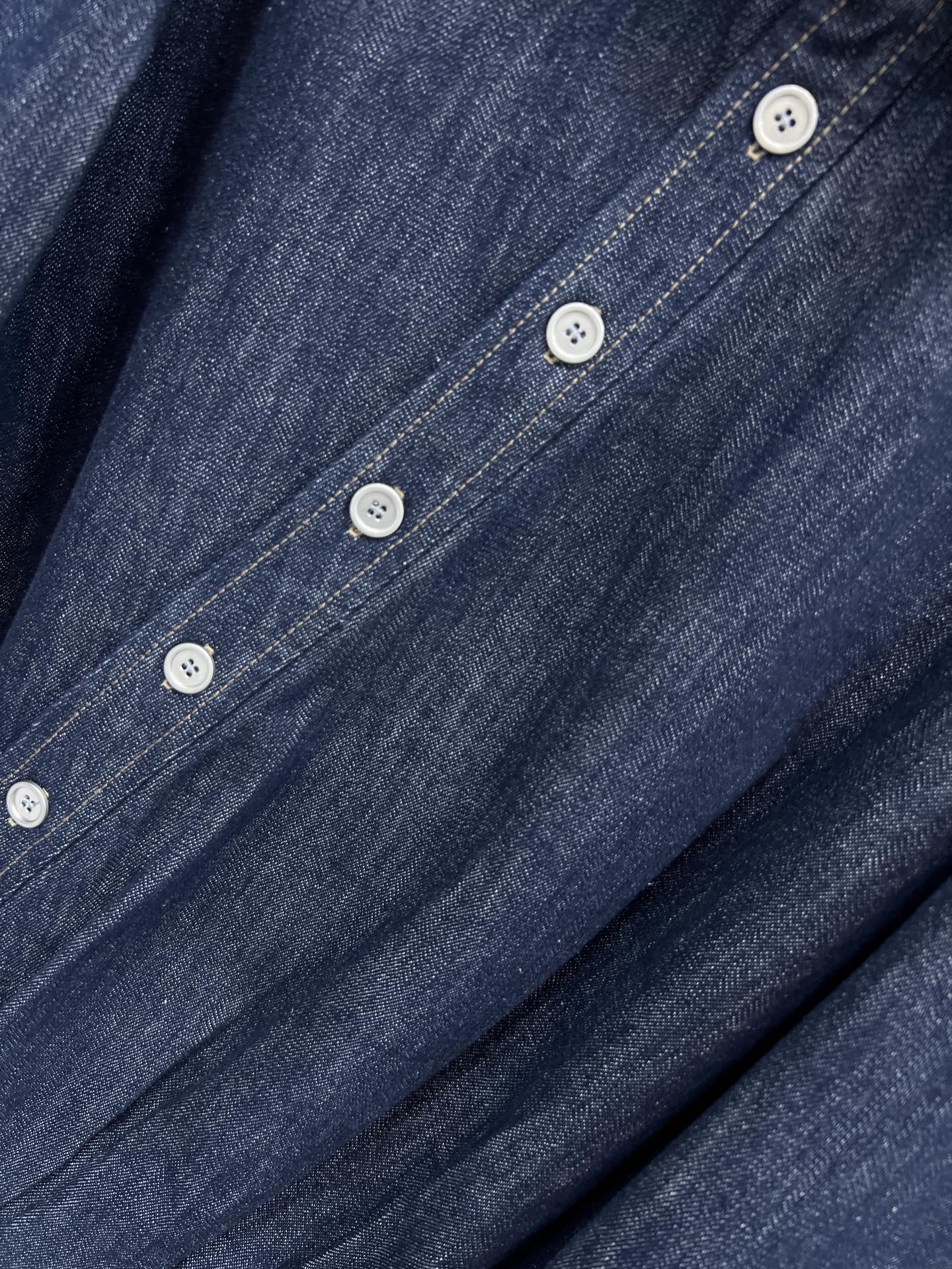 LW家 26早春新款 深蓝色斜扣牛仔外套 小翻领斜扣设计复古又简约 宽松剪裁超显随性 下摆腰带设计可调节