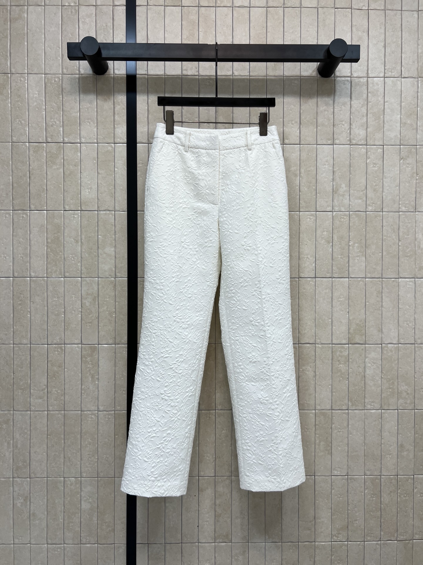 NO:667439,Djia 26 new spring and summer style floral embossed jacquard straight wide-leg pants. Customized white floral embossed jacquard fabric. Three-dimensional dark pattern design. Full of texture. Clean cut. High-waisted straight cut. Modifies the leg shape and is comfortable. Paired with the suit jacket of the same series. Can be easily controlled for daily commuting and leisure. Four sizes in one color. Size/S-M-L- XL,, dior, jackets & coats, business suit,  19860909D家 26春夏新款 花卉浮雕提花直筒阔腿裤 定制白色花卉浮雕提花面料 采用立体暗纹设计 质感满满 剪裁利落 高腰直筒剪裁 修饰腿型又舒适 搭配同系列西装外套 日常通勤、休闲都能轻松驾驭 一色四码 Size/S-M-L- XL,,dior,jackets & coats,business suit, ,Women's clothing