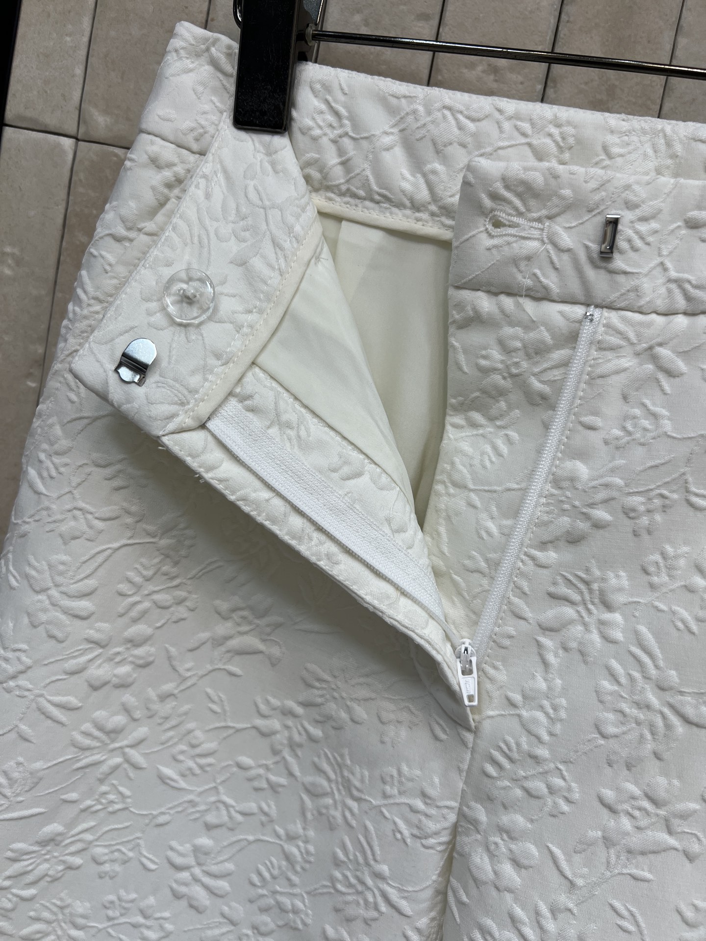 D家 26春夏新款 花卉浮雕提花直筒阔腿裤 定制白色花卉浮雕提花面料 采用立体暗纹设计 质感满满 剪裁利