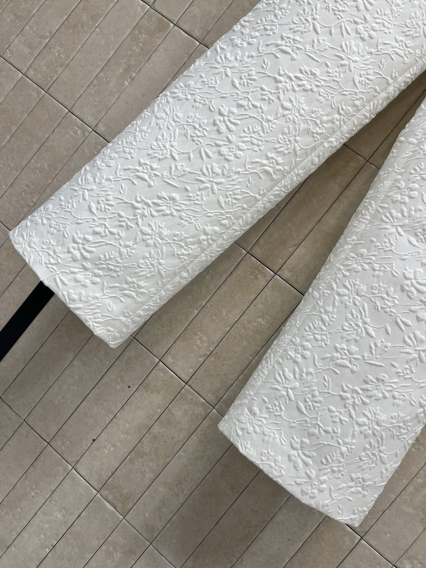 D家 26春夏新款 花卉浮雕提花直筒阔腿裤 定制白色花卉浮雕提花面料 采用立体暗纹设计 质感满满 剪裁利