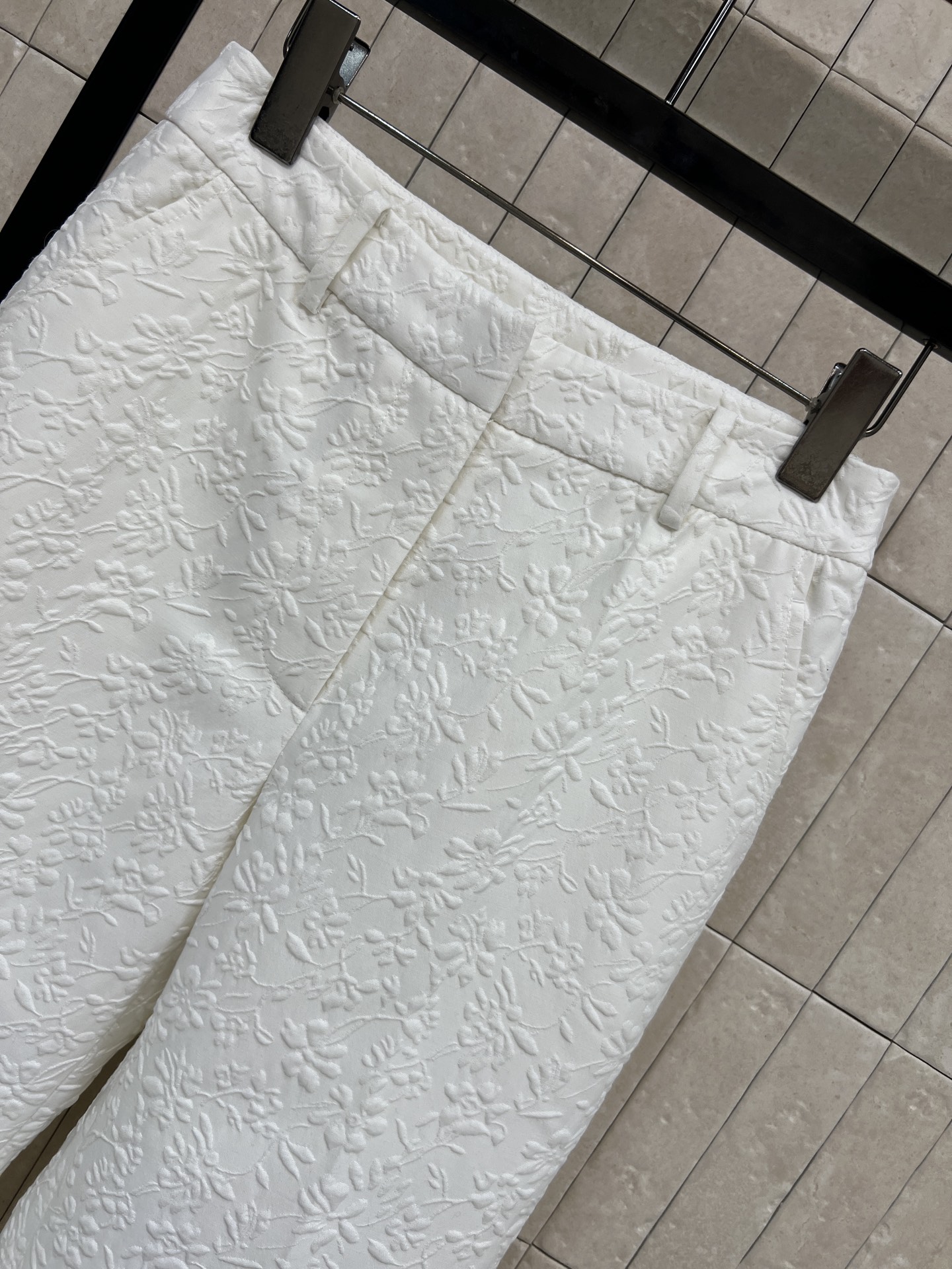 D家 26春夏新款 花卉浮雕提花直筒阔腿裤 定制白色花卉浮雕提花面料 采用立体暗纹设计 质感满满 剪裁利