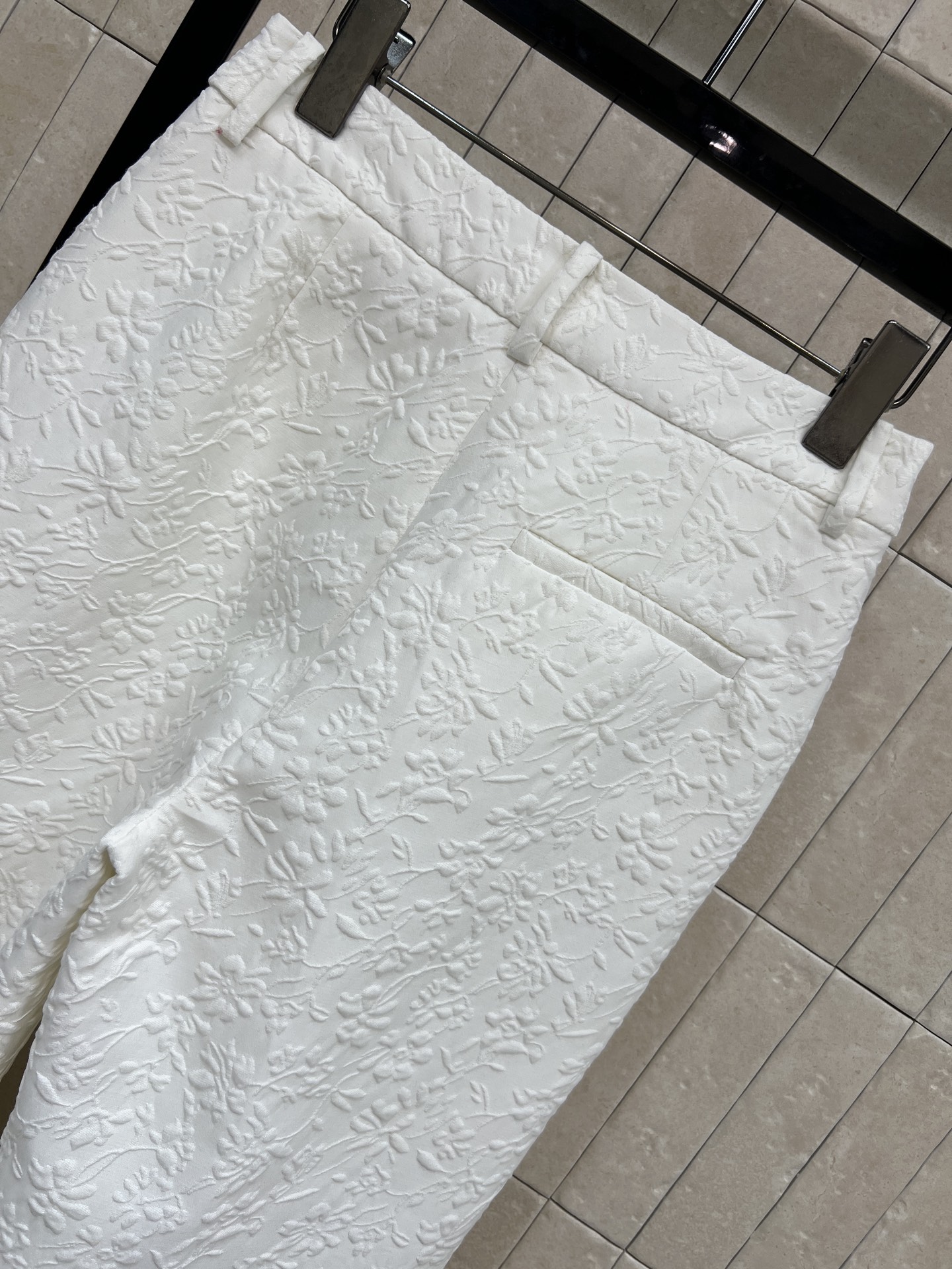 D家 26春夏新款 花卉浮雕提花直筒阔腿裤 定制白色花卉浮雕提花面料 采用立体暗纹设计 质感满满 剪裁利