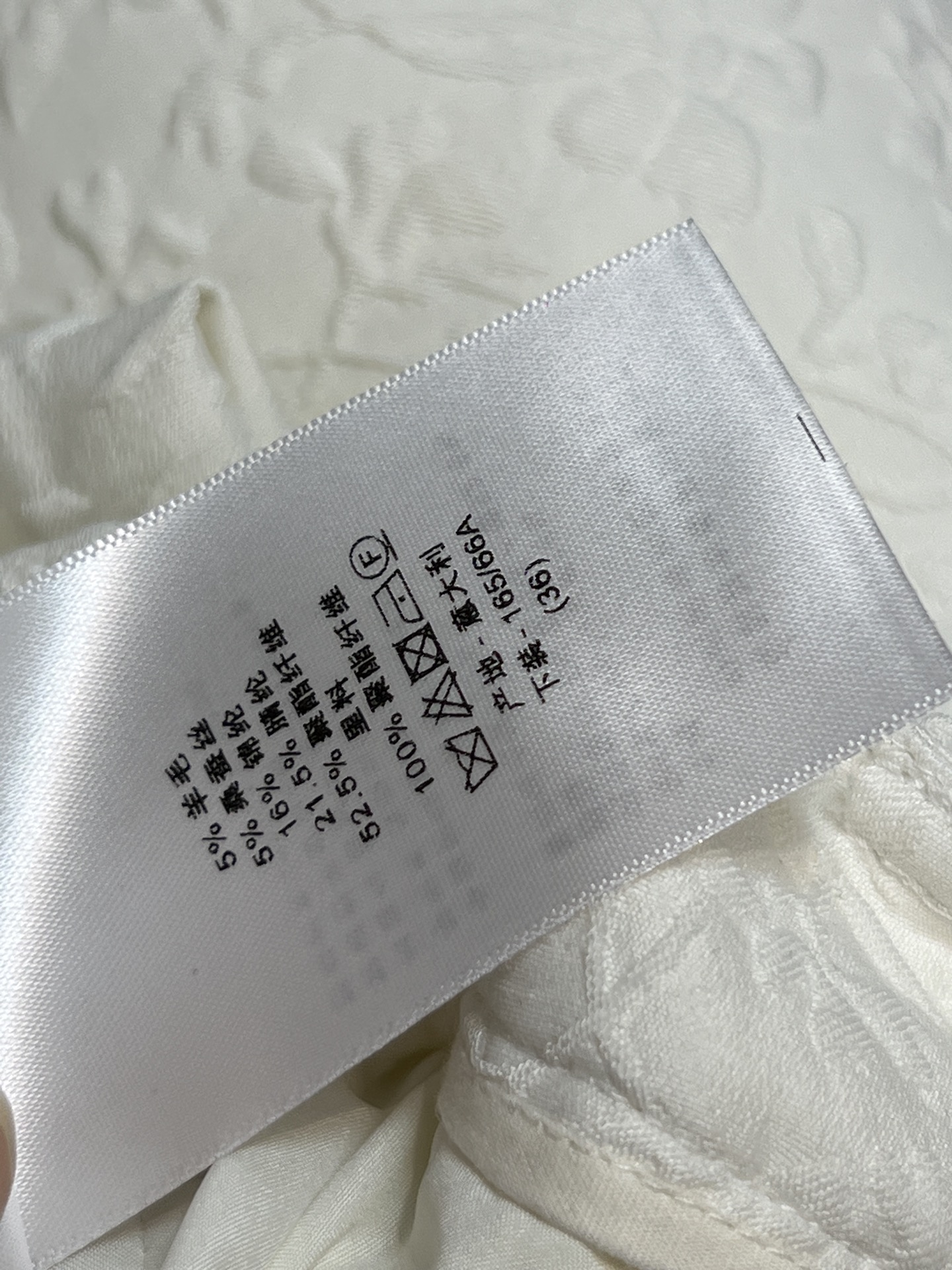 D家 26春夏新款 花卉浮雕提花直筒阔腿裤 定制白色花卉浮雕提花面料 采用立体暗纹设计 质感满满 剪裁利