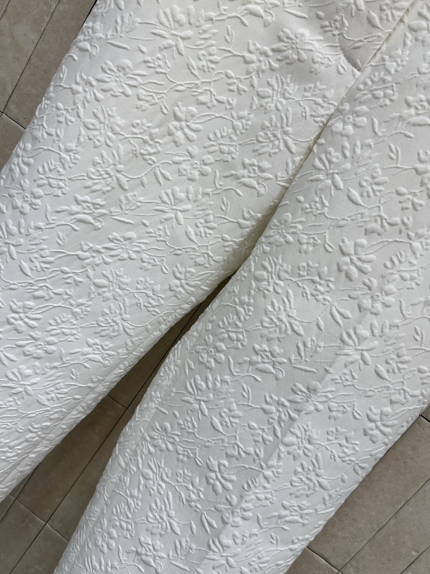 D家 26春夏新款 花卉浮雕提花直筒阔腿裤 定制白色花卉浮雕提花面料 采用立体暗纹设计 质感满满 剪裁利