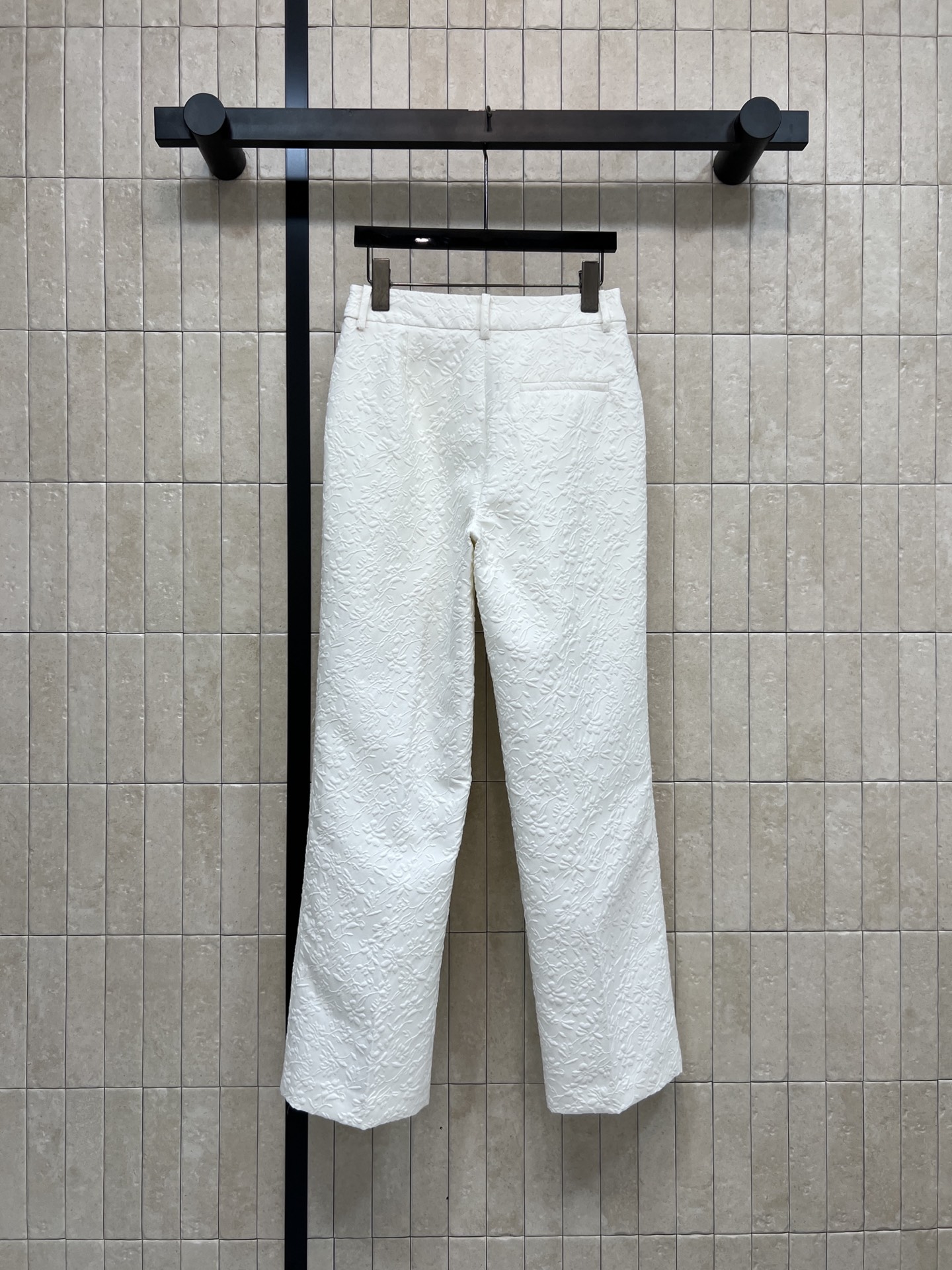 D家 26春夏新款 花卉浮雕提花直筒阔腿裤 定制白色花卉浮雕提花面料 采用立体暗纹设计 质感满满 剪裁利