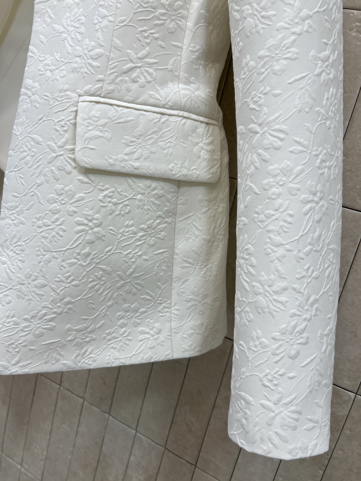 D家 26春夏新款 花卉浮雕提花立领西装外套 定制白色花卉浮雕提花面料 采用立体暗纹设计 质感满满 剪裁