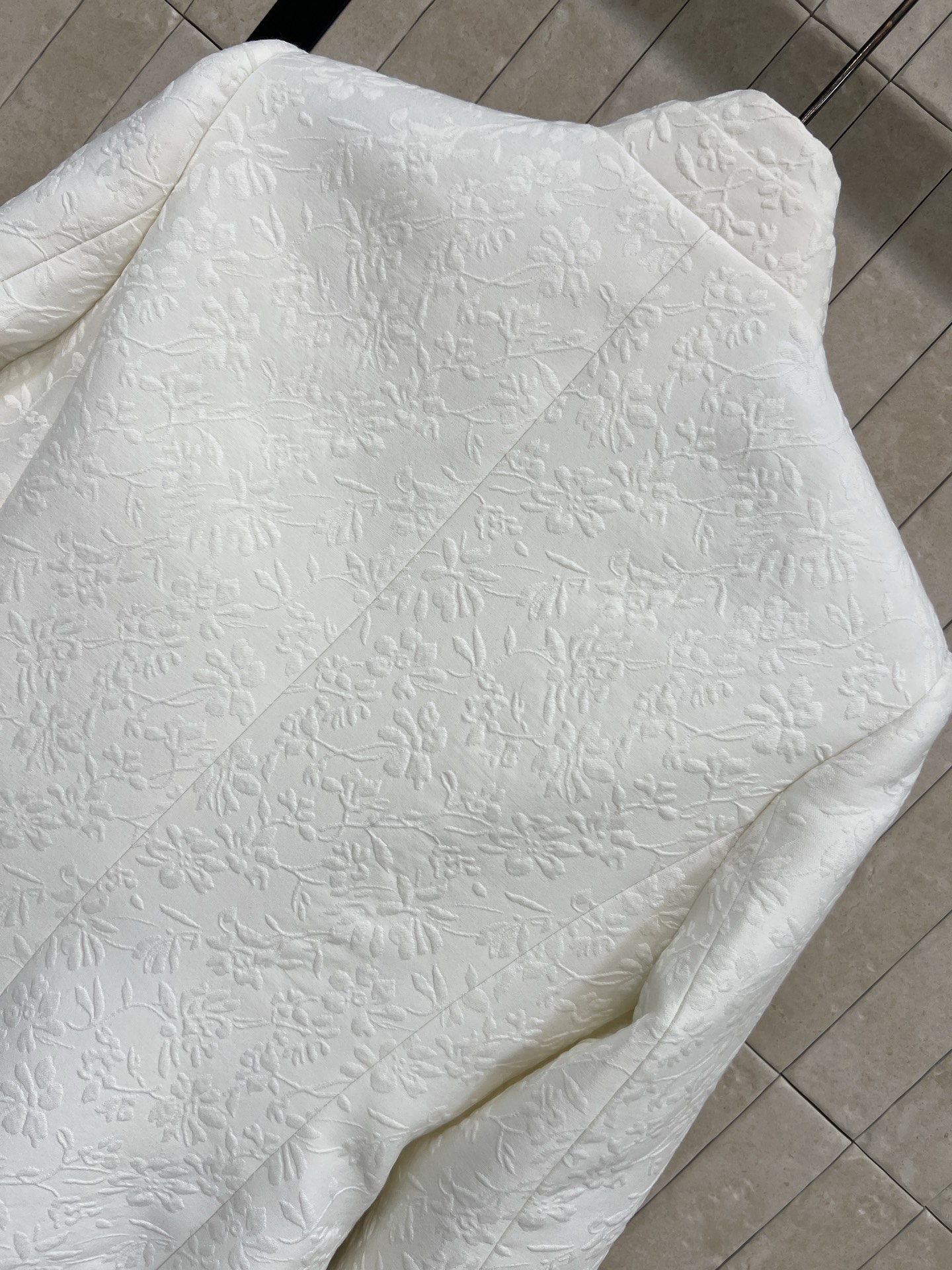 D家 26春夏新款 花卉浮雕提花立领西装外套 定制白色花卉浮雕提花面料 采用立体暗纹设计 质感满满 剪裁