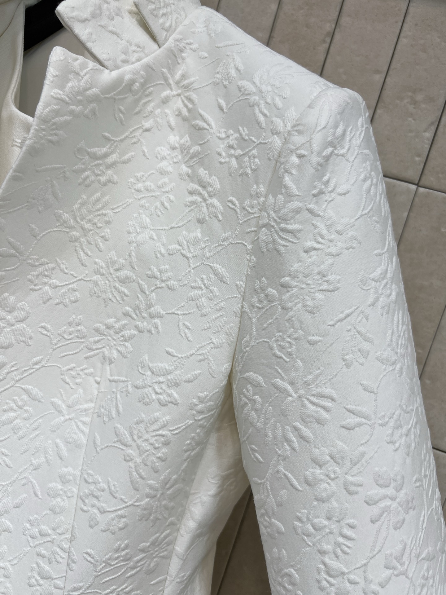 D家 26春夏新款 花卉浮雕提花立领西装外套 定制白色花卉浮雕提花面料 采用立体暗纹设计 质感满满 剪裁