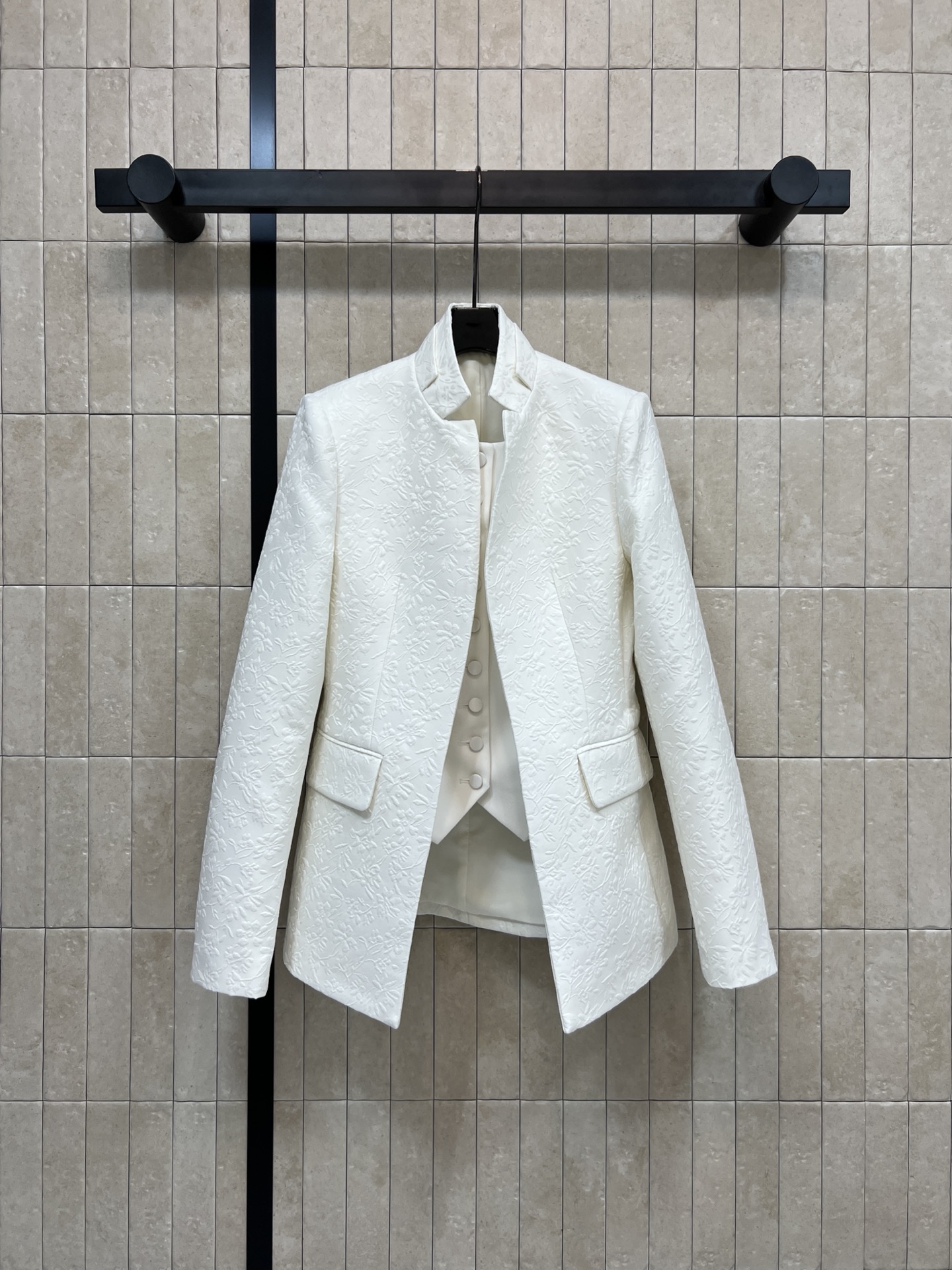 NO:667413,D Home 26 new spring and summer style floral embossed jacquard stand-collar suit jacket. Customized white floral embossed jacquard fabric. Three-dimensional dark pattern design. Full texture. Clean tailoring. Three-dimensional tailoring. Two-piece design with small waistcoat inside. Simple and advanced. Can be easily worn for commuting or formal occasions. Paired with wide-leg pants of the same series, it can be easily worn for daily commuting and leisure. Four sizes in one color. Size/S-M-L- XL,, dior, jackets & coats, business suit,  19860909D家 26春夏新款 花卉浮雕提花立领西装外套 定制白色花卉浮雕提花面料 采用立体暗纹设计 质感满满 剪裁利落 立体剪裁 里面拼接小马甲两件套设计 简约又高级 通勤或正式场合都能轻松驾驭 搭配同系列阔腿裤日常通勤、休闲都能轻松驾驭 一色四码 Size/S-M-L- XL,,dior,jackets & coats,business suit, ,Women's clothing