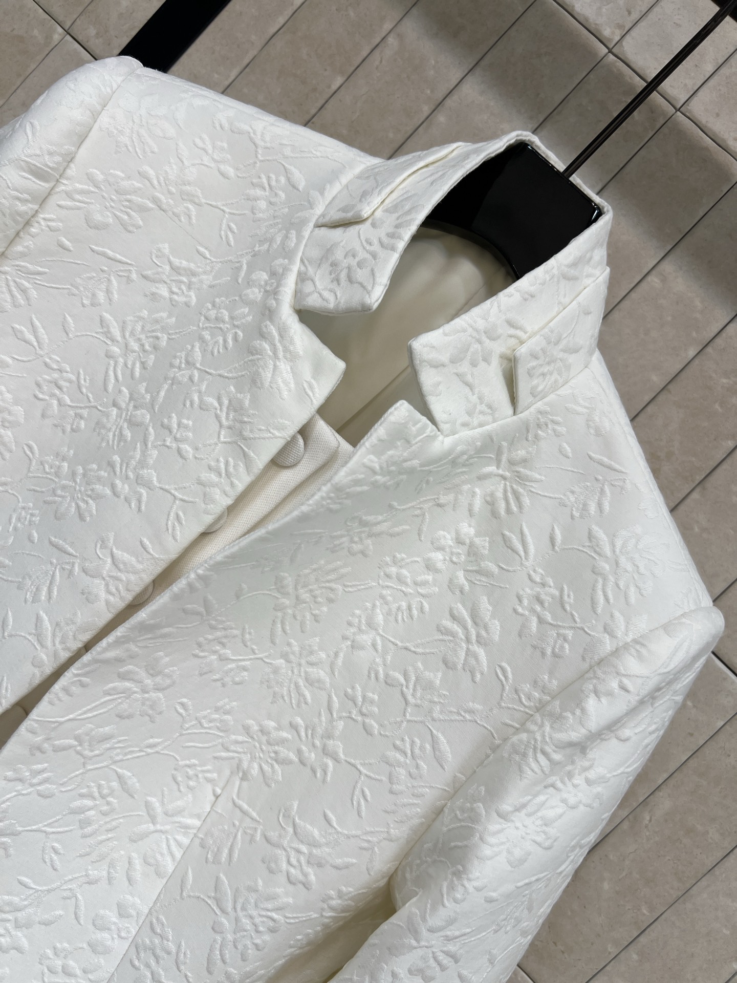 D家 26春夏新款 花卉浮雕提花立领西装外套 定制白色花卉浮雕提花面料 采用立体暗纹设计 质感满满 剪裁