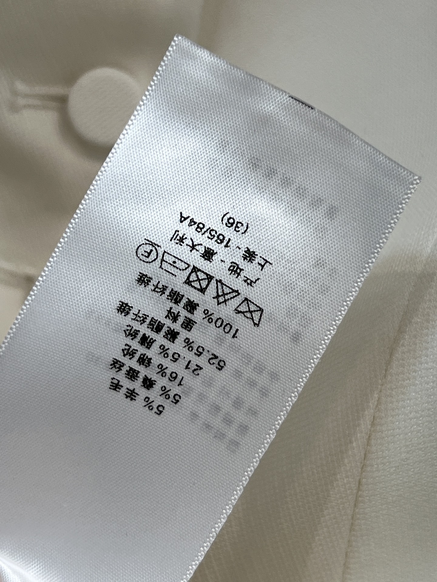 D家 26春夏新款 花卉浮雕提花立领西装外套 定制白色花卉浮雕提花面料 采用立体暗纹设计 质感满满 剪裁