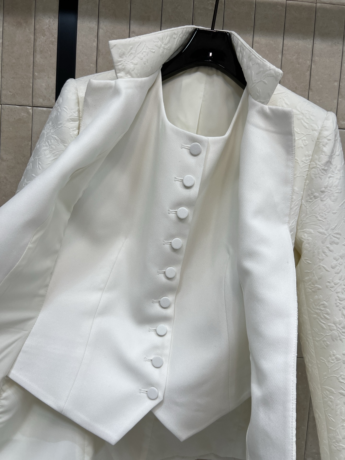 D家 26春夏新款 花卉浮雕提花立领西装外套 定制白色花卉浮雕提花面料 采用立体暗纹设计 质感满满 剪裁