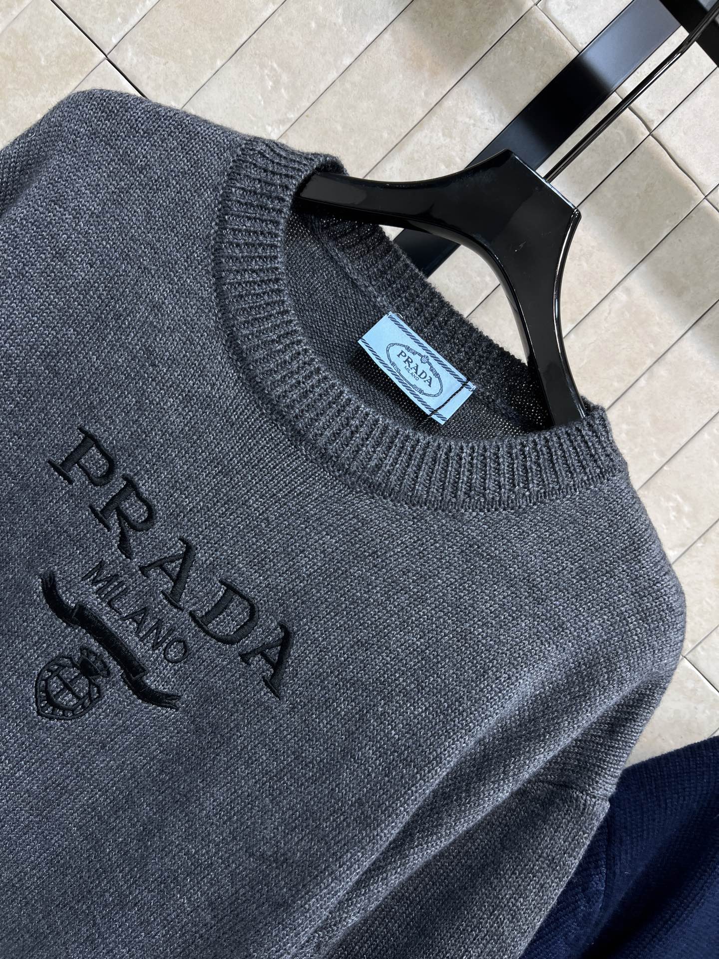 PD家 26早春新款 羊绒短袖毛衣 柔软亲肤 贴身穿着超舒适！胸前Logo刺绣图案 低调又有辨识度 短款