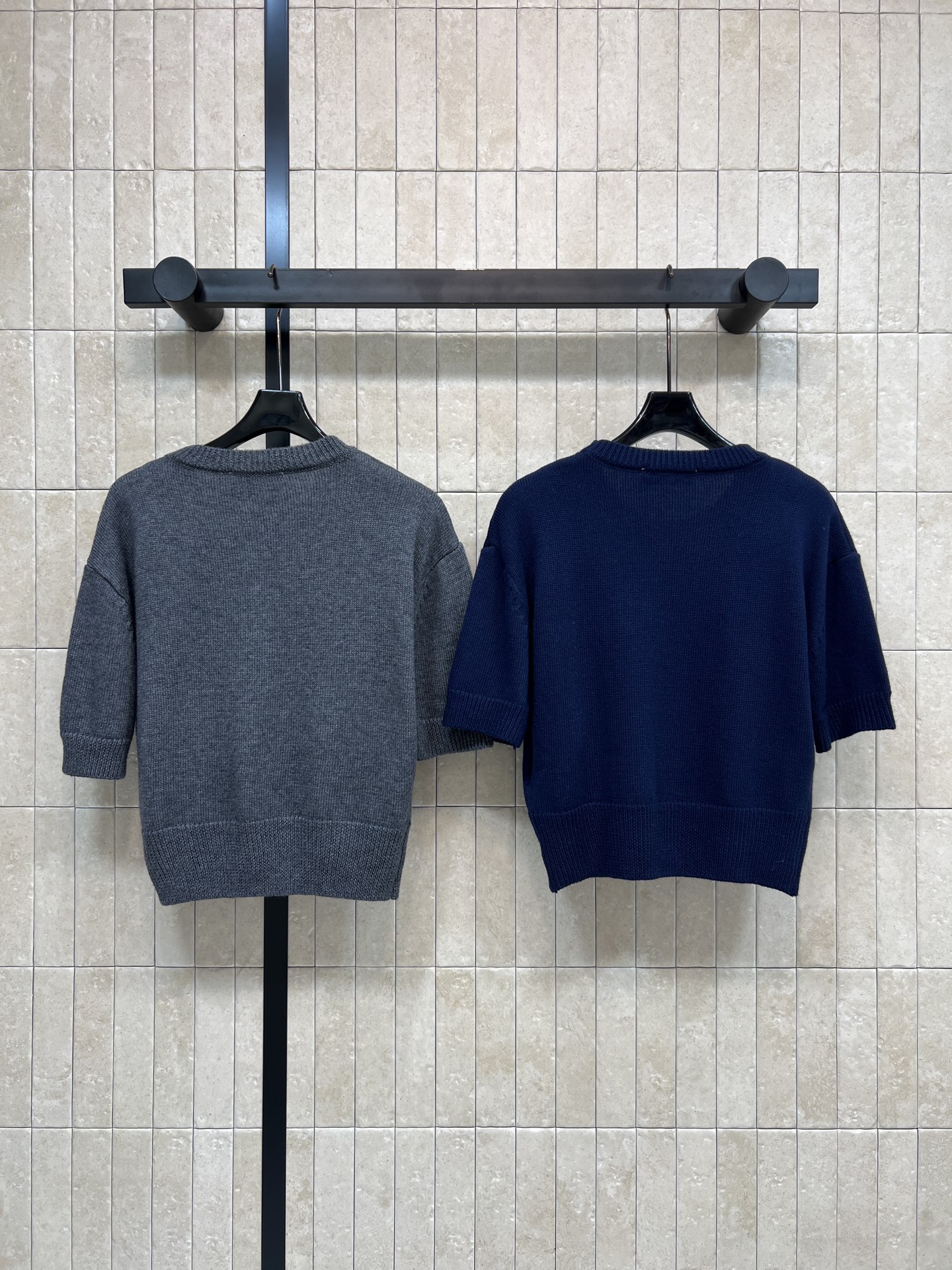 PD家 26早春新款 羊绒短袖毛衣 柔软亲肤 贴身穿着超舒适！胸前Logo刺绣图案 低调又有辨识度 短款