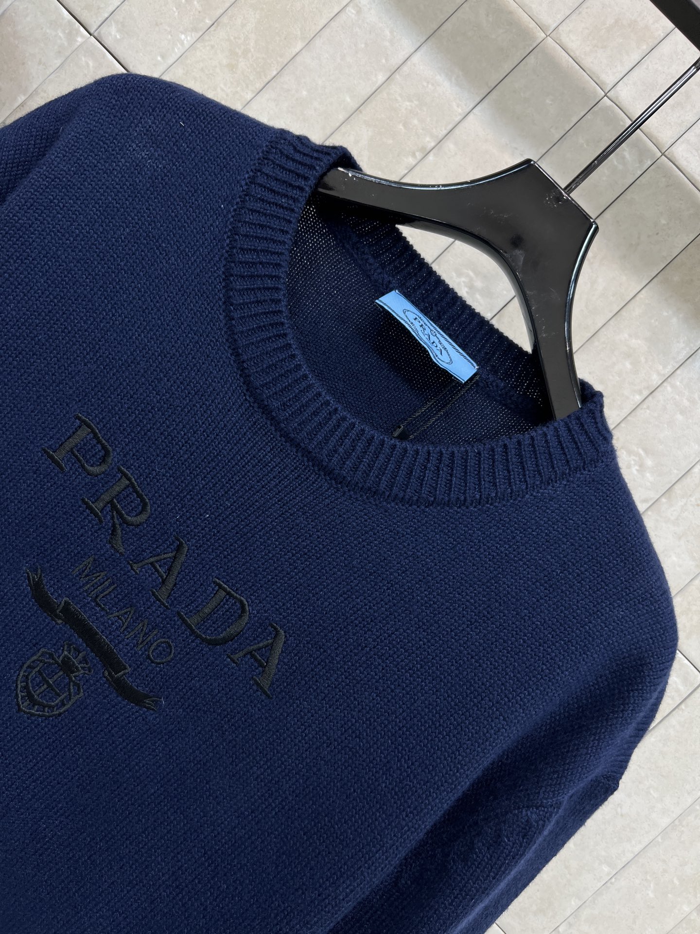 PD家 26早春新款 羊绒短袖毛衣 柔软亲肤 贴身穿着超舒适！胸前Logo刺绣图案 低调又有辨识度 短款