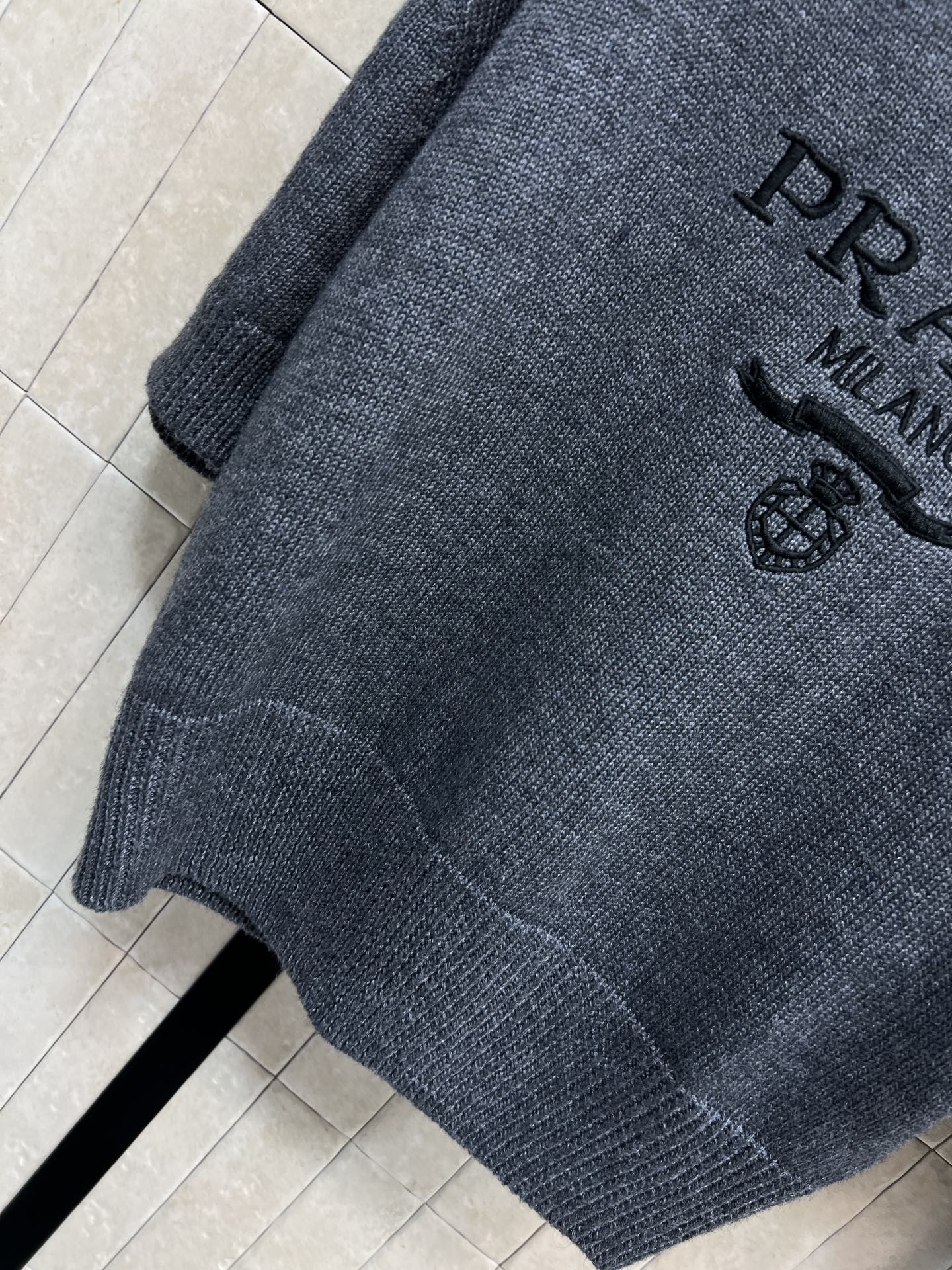 PD家 26早春新款 羊绒短袖毛衣 柔软亲肤 贴身穿着超舒适！胸前Logo刺绣图案 低调又有辨识度 短款