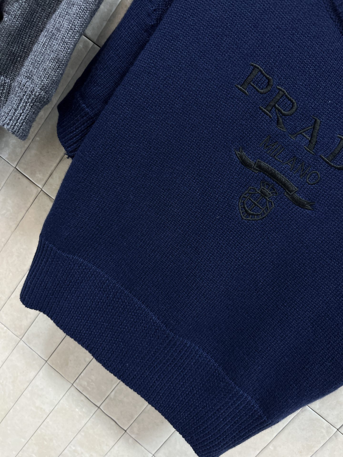 PD家 26早春新款 羊绒短袖毛衣 柔软亲肤 贴身穿着超舒适！胸前Logo刺绣图案 低调又有辨识度 短款