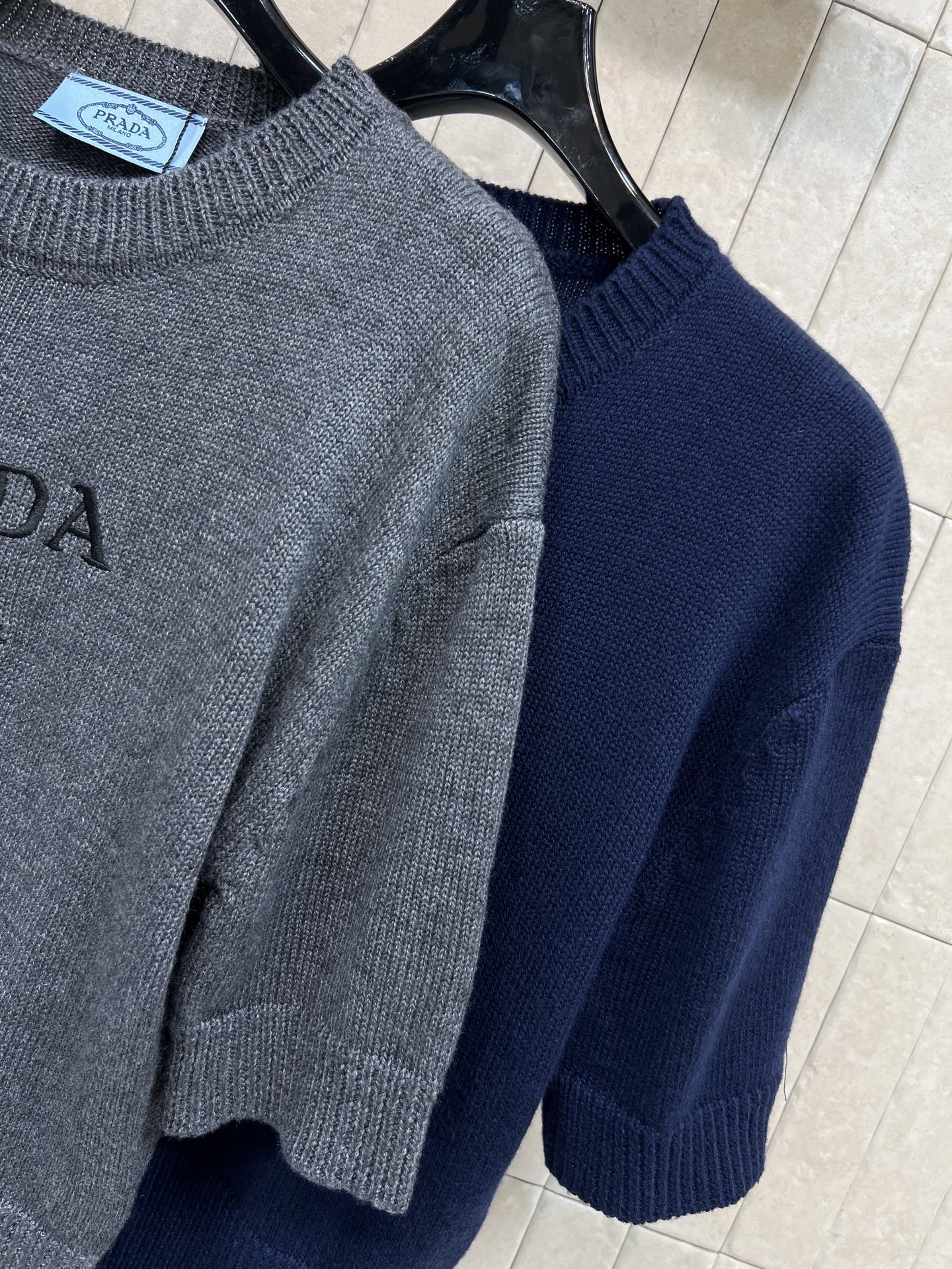 PD家 26早春新款 羊绒短袖毛衣 柔软亲肤 贴身穿着超舒适！胸前Logo刺绣图案 低调又有辨识度 短款