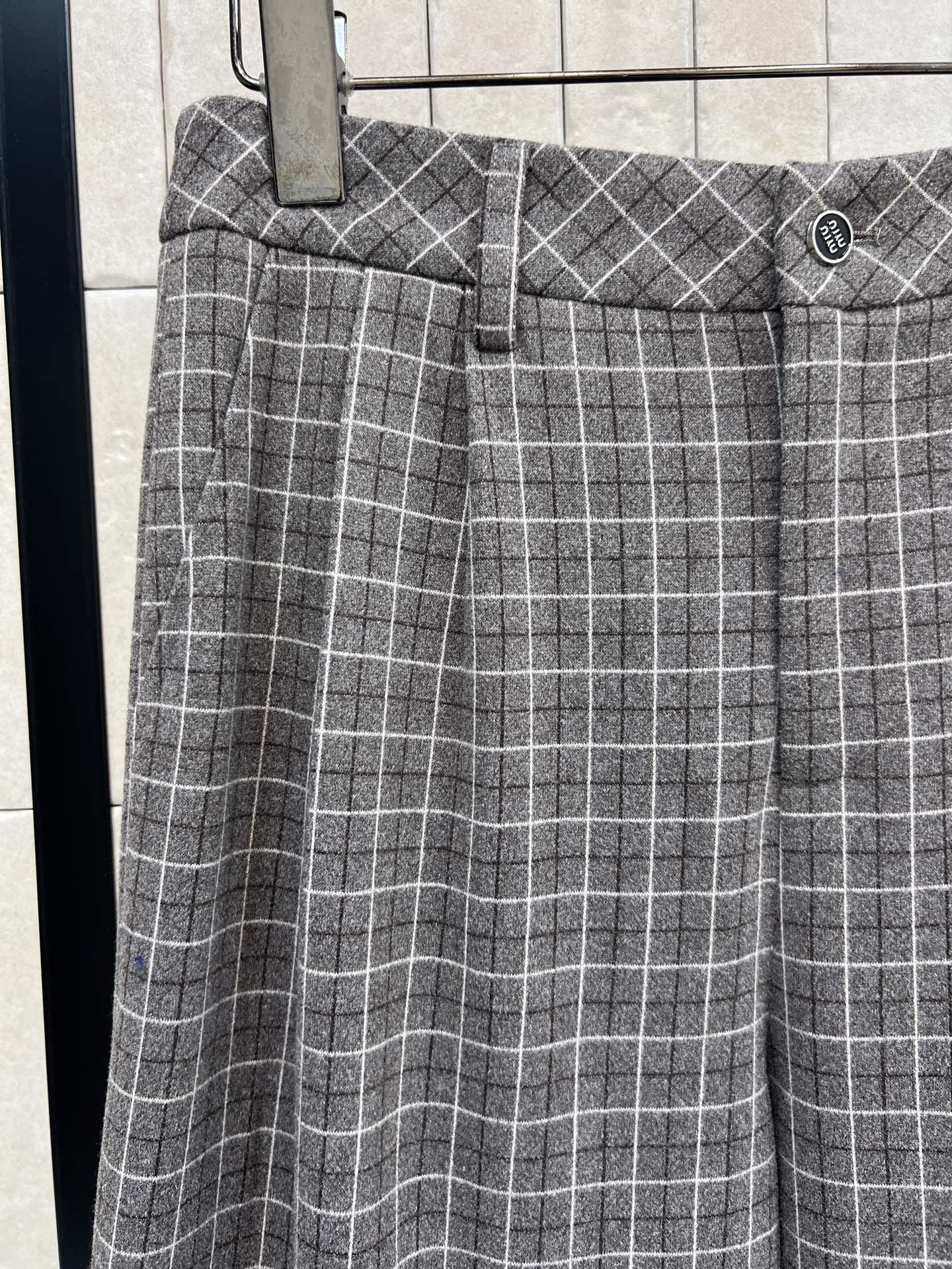 MIU家 26早春新款 灰咖色格纹阔腿裤 复古格纹设计 磨毛面料柔软舒适 秋冬穿超合适！高腰宽松版型 垂