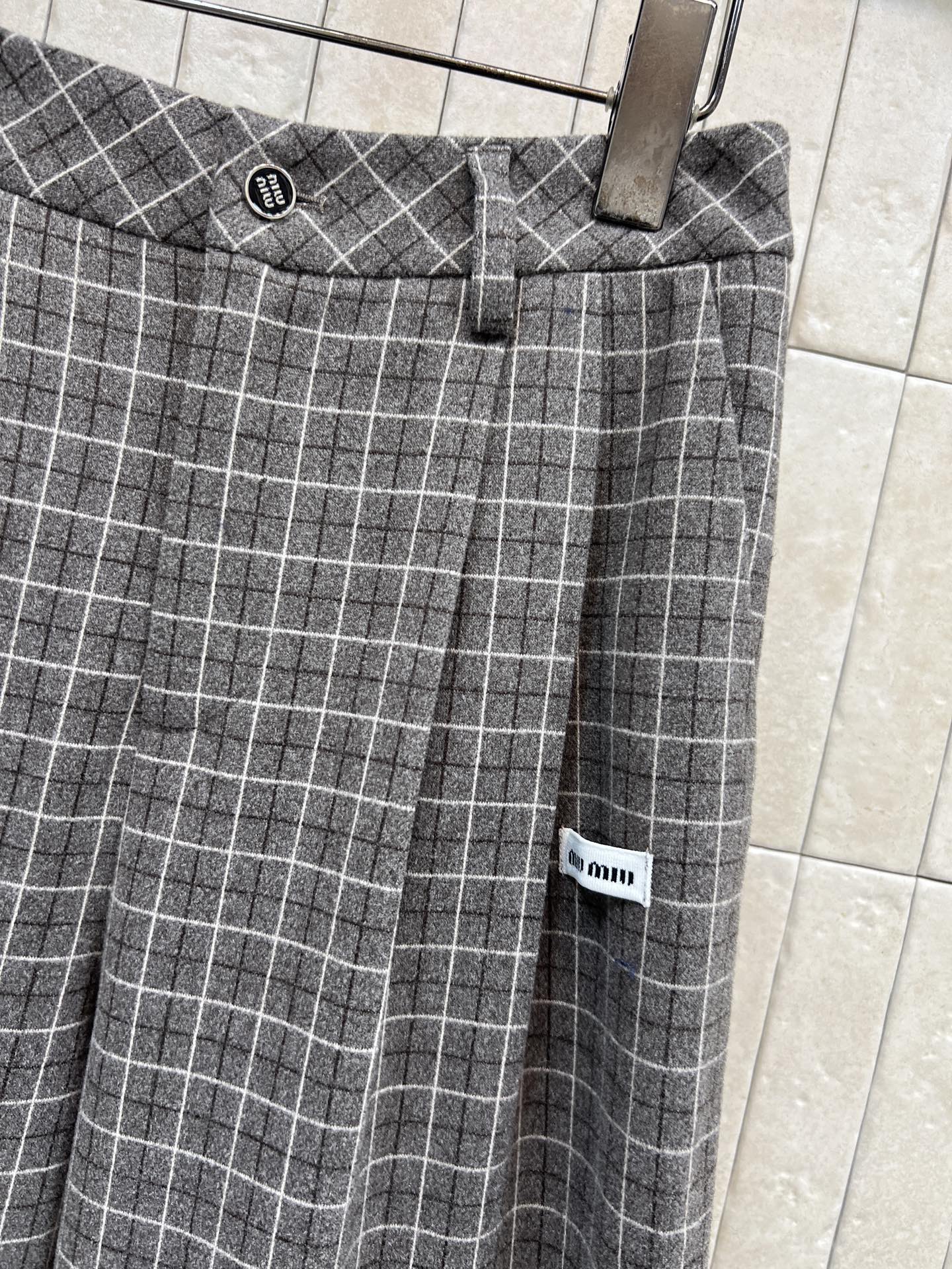 MIU家 26早春新款 灰咖色格纹阔腿裤 复古格纹设计 磨毛面料柔软舒适 秋冬穿超合适！高腰宽松版型 垂