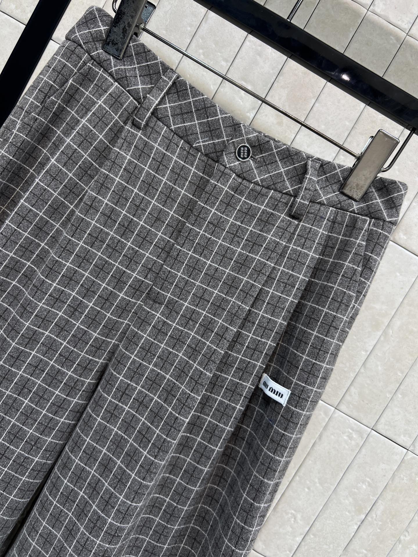 MIU家 26早春新款 灰咖色格纹阔腿裤 复古格纹设计 磨毛面料柔软舒适 秋冬穿超合适！高腰宽松版型 垂
