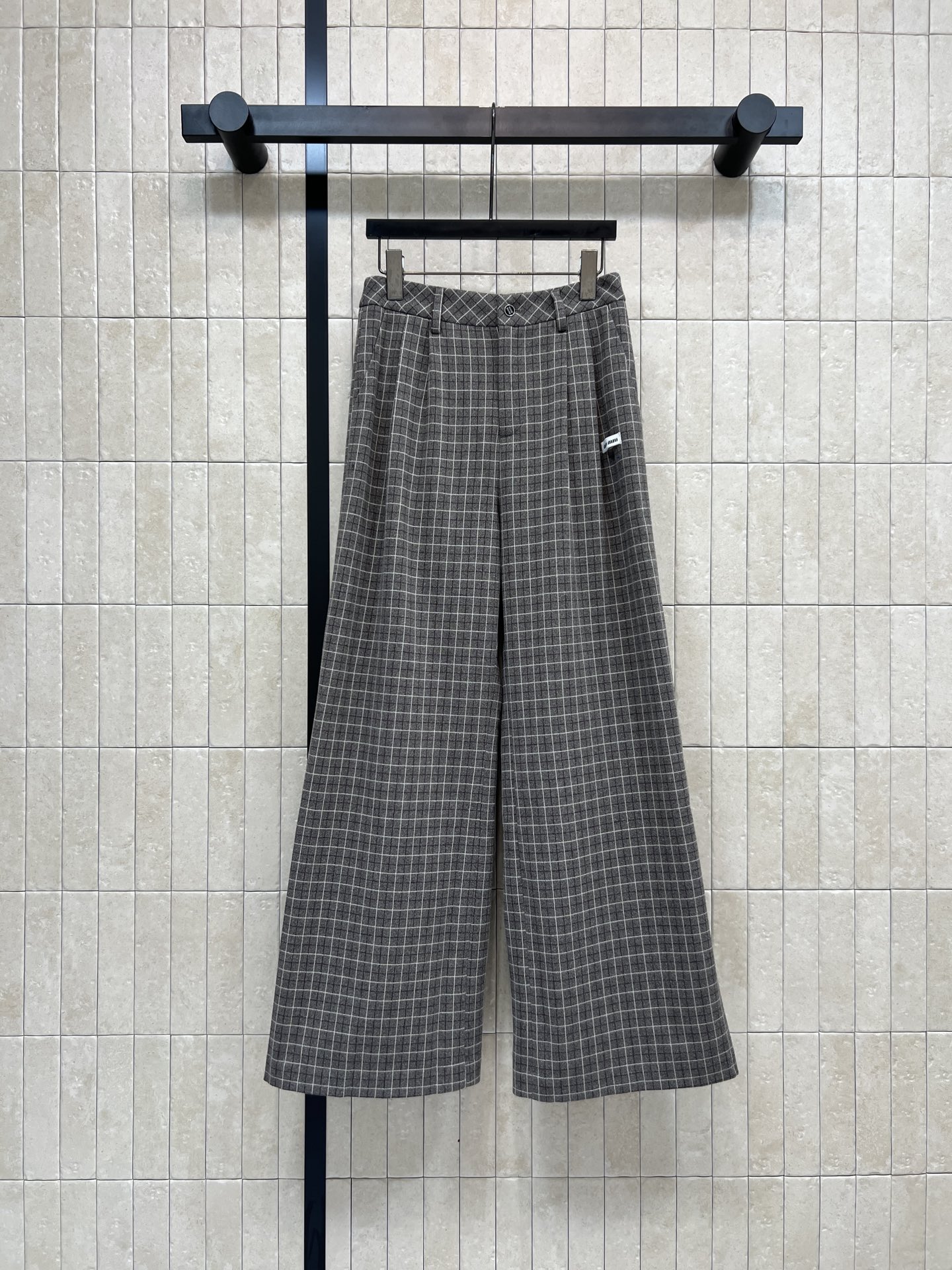 NO:683885,MIU's new 26 early spring style gray coffee plaid wide-leg pants, retro plaid design, brushed fabric is soft and comfortable, perfect for autumn and winter!  The high-waisted loose fit has good drape. It makes the legs longer and flatters the body shape. It is embellished with small labels on the side and has perfect details. It can be easily used for commuting and leisure. Pair it with a sweater or shirt to easily get a lazy and fashionable style. It is very fashionable for daily outings!  One color and three sizes Size/S-M-L,,miumiu,shirts,19860909MIU家 26早春新款 灰咖色格纹阔腿裤 复古格纹设计 磨毛面料柔软舒适 秋冬穿超合适！高腰宽松版型 垂感好 显腿长又修饰身形 侧边小标签点缀 细节满分 通勤休闲都能轻松驾驭 搭配针织衫或衬衫 轻松get慵懒时尚风 日常出街超有范儿！一色三码Size/S-M-L,,miumiu,shirts,,Women's clothing