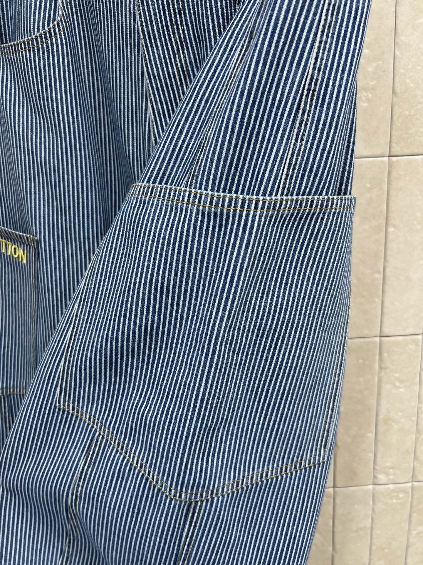 L 家 26早春新款 美式条纹工装弯刀裤 蓝白竖条纹设计 宽松阔腿剪裁 舒适又时髦！多口袋工装元素 实用